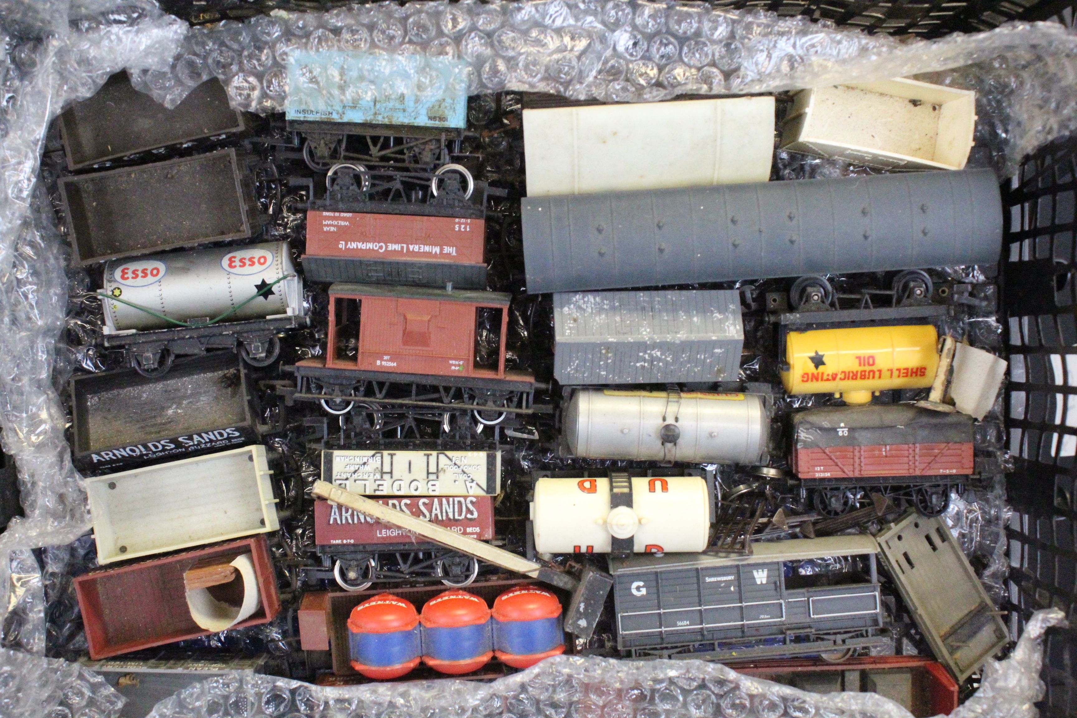 Over 90 OO gauge items of rolling stock to include wagons, trucks, tankers and coaches featuring - Image 4 of 7