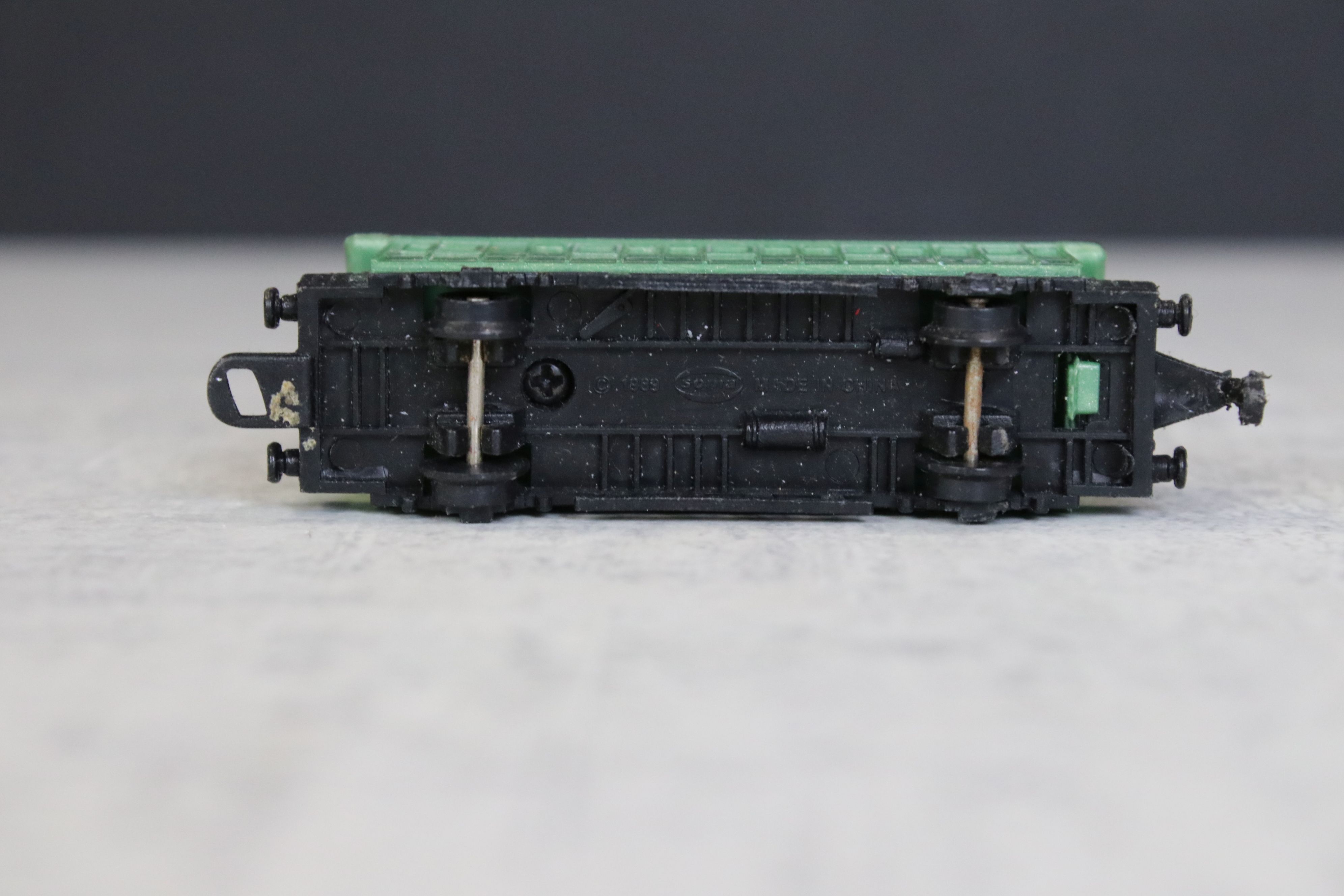 Graham Farish N gauge Shredded Wheat locomotive with 3 x items of rolling stock plus 3 x N gauge - Image 13 of 15