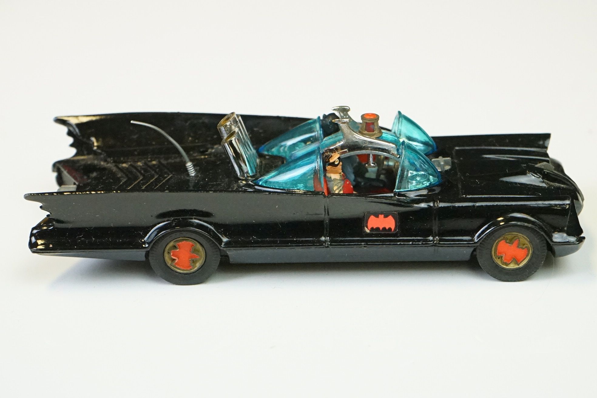 Two boxed Corgi diecast models to include 267 Batmobile diecast model with both Batman & Robin - Image 21 of 25