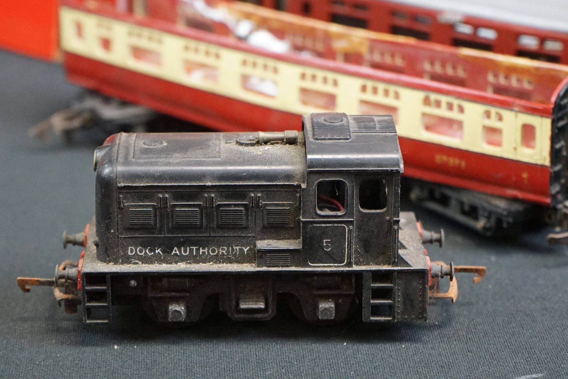 Collection of Triang OO gauge model railway to include boxed R156 SR Suburban Motor Coach, - Image 4 of 10