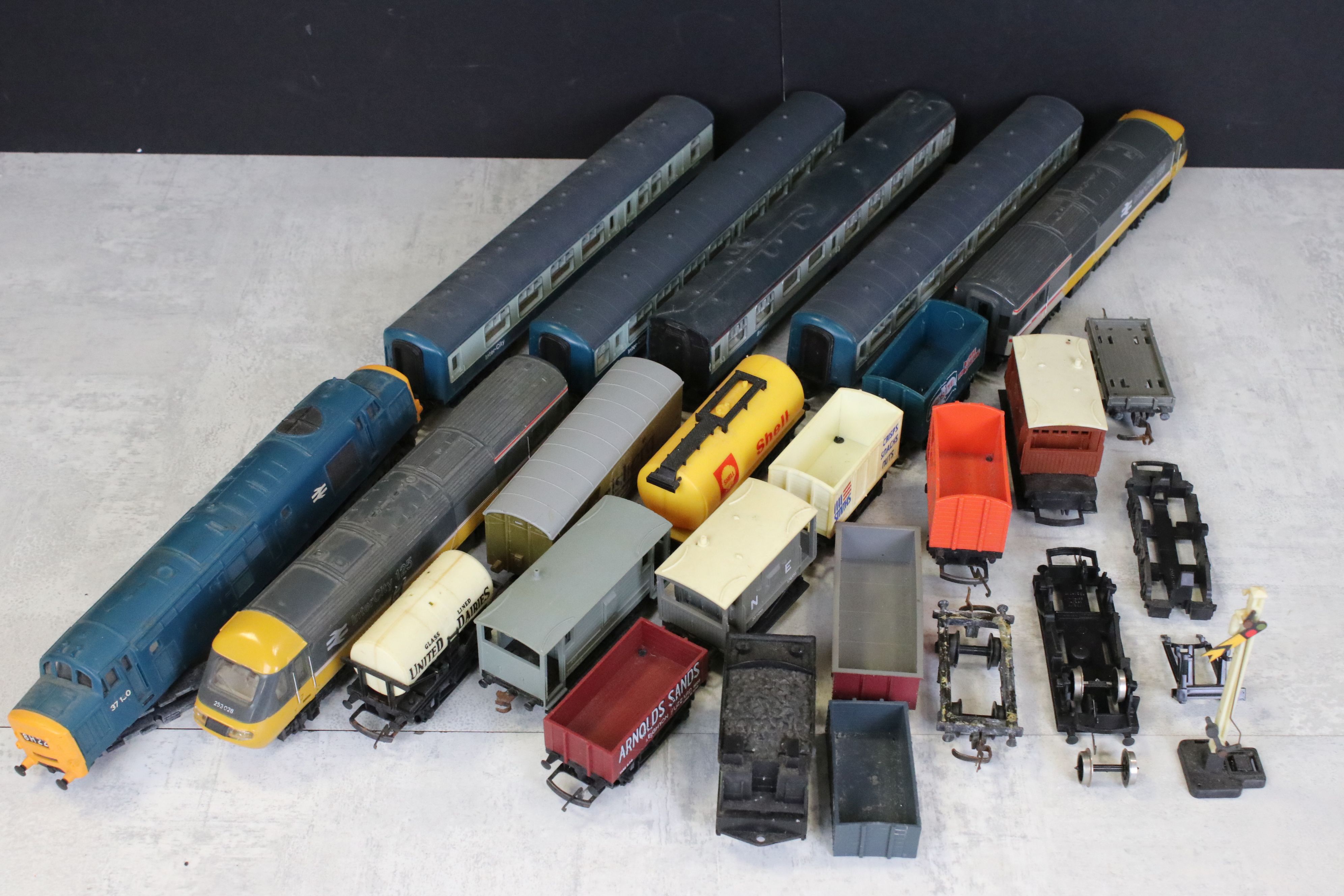 Quantity of OO gauge model railway to include 14 x items of rolling stock, mainly Hornby examples,