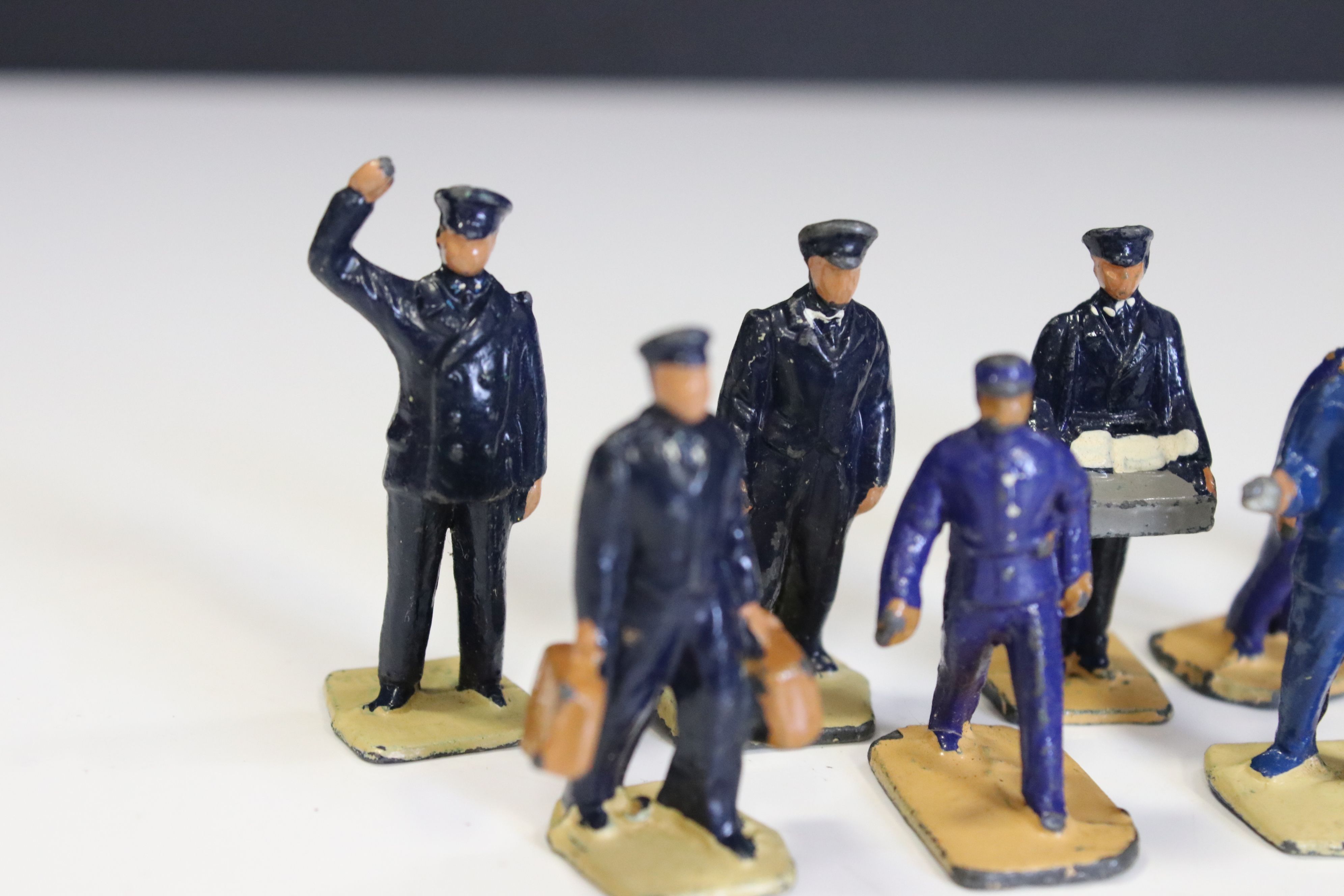 Two boxed Dinky O gauge miniature metal figure sets to include Ni Station Staff and No 3 Passengers, - Image 9 of 10