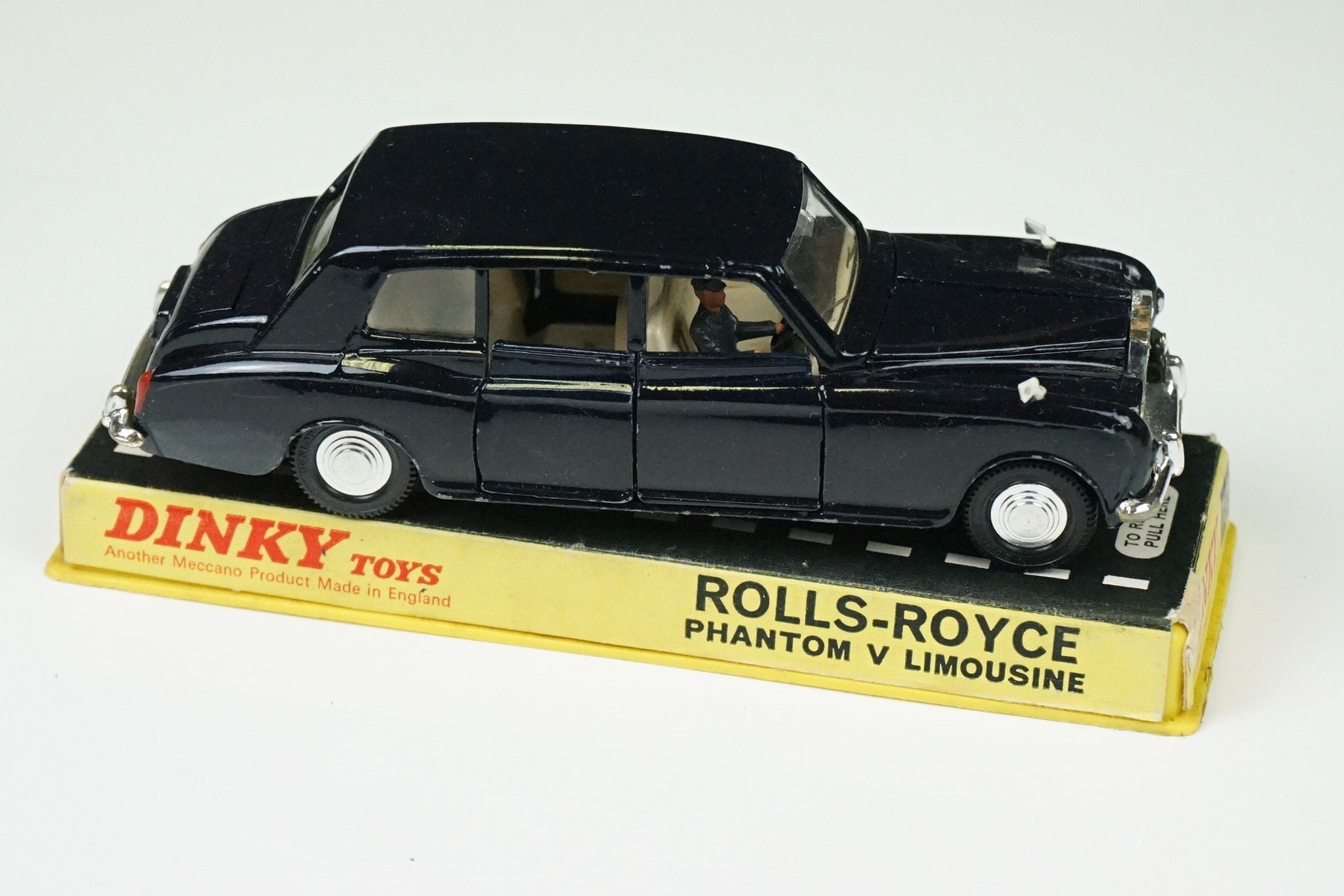 Two Cased Dinky diecast models to include 152 Rolls-Royce Phantom V Limousine with driver (in black, - Image 5 of 11