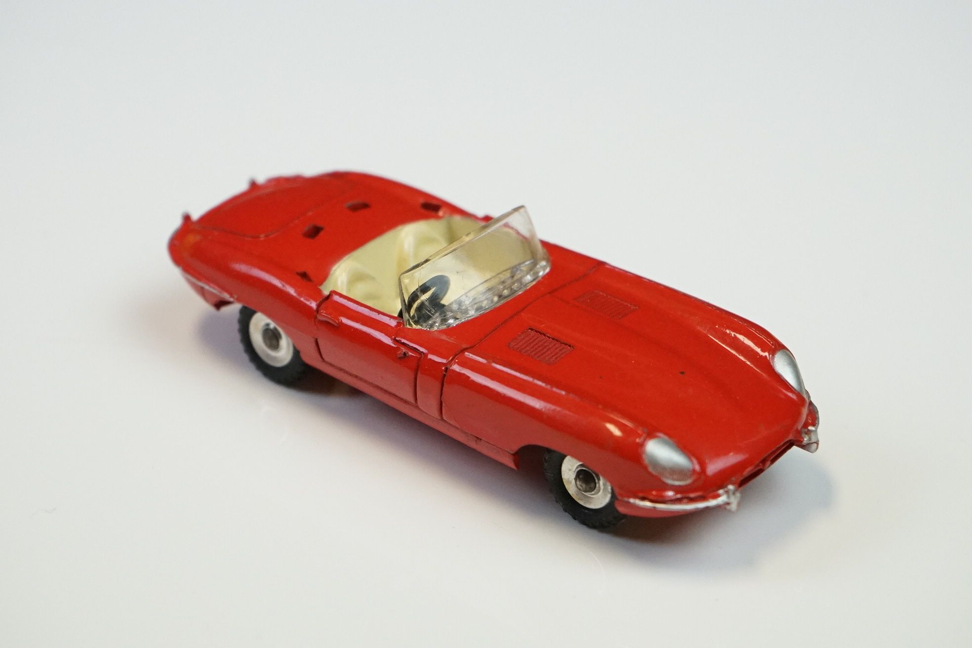 Four boxed Dinky diecast models to include French 518 Renault 4L in brick red, 162 Ford Zephyr - Image 16 of 37