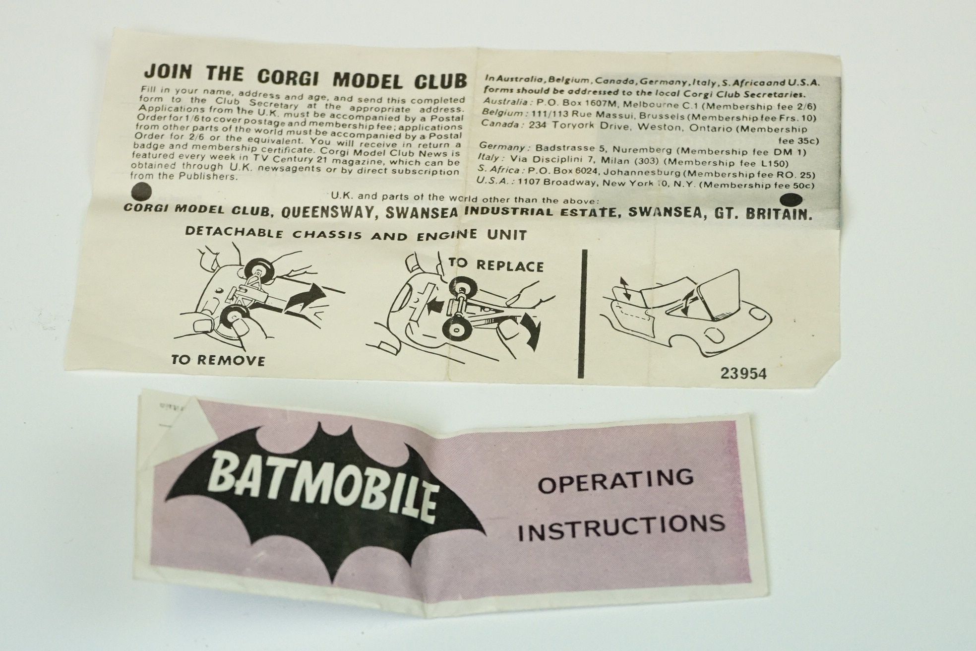 Two boxed Corgi diecast models to include 267 Batmobile diecast model with both Batman & Robin - Image 23 of 25