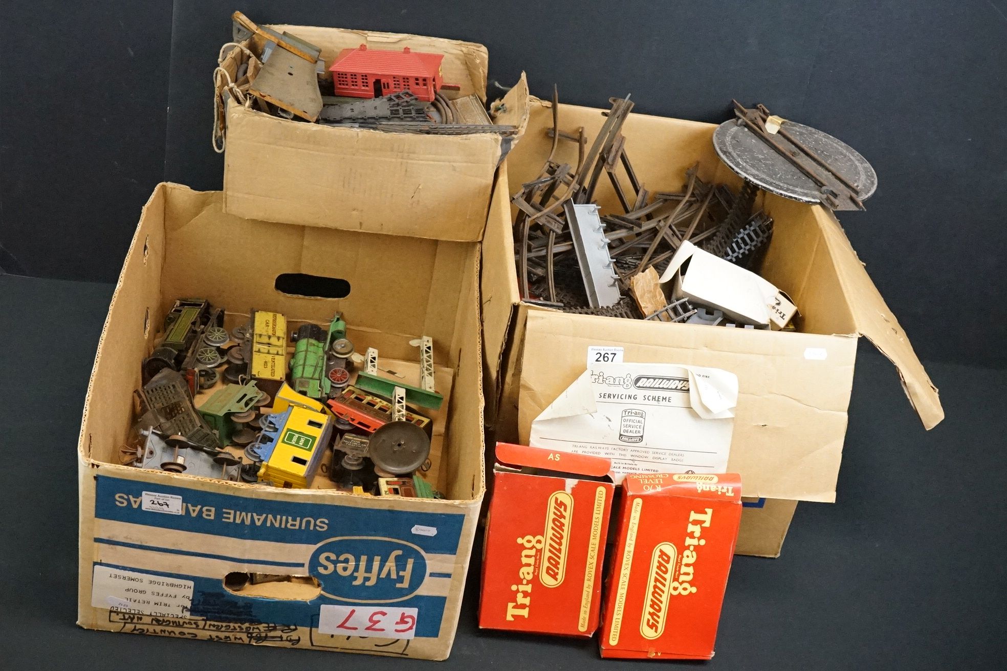 Collection of play worn Hornby O gauge model railway to include 2 x locomotives and 11 x items of