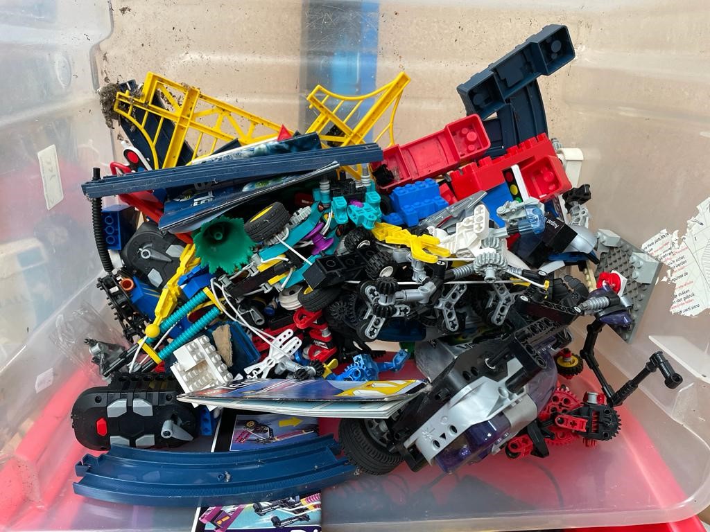 Lego - Large quantity of mixed Lego to include Knex, wheels, base plates, bricks (blue, white, - Image 4 of 8