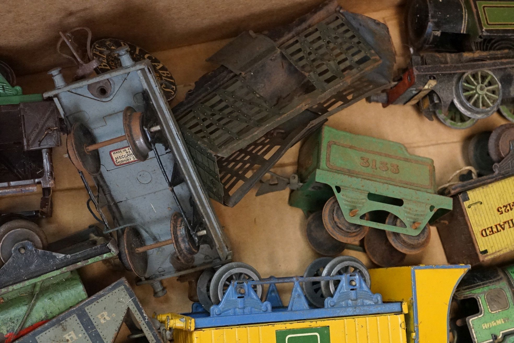 Collection of play worn Hornby O gauge model railway to include 2 x locomotives and 11 x items of - Image 7 of 9
