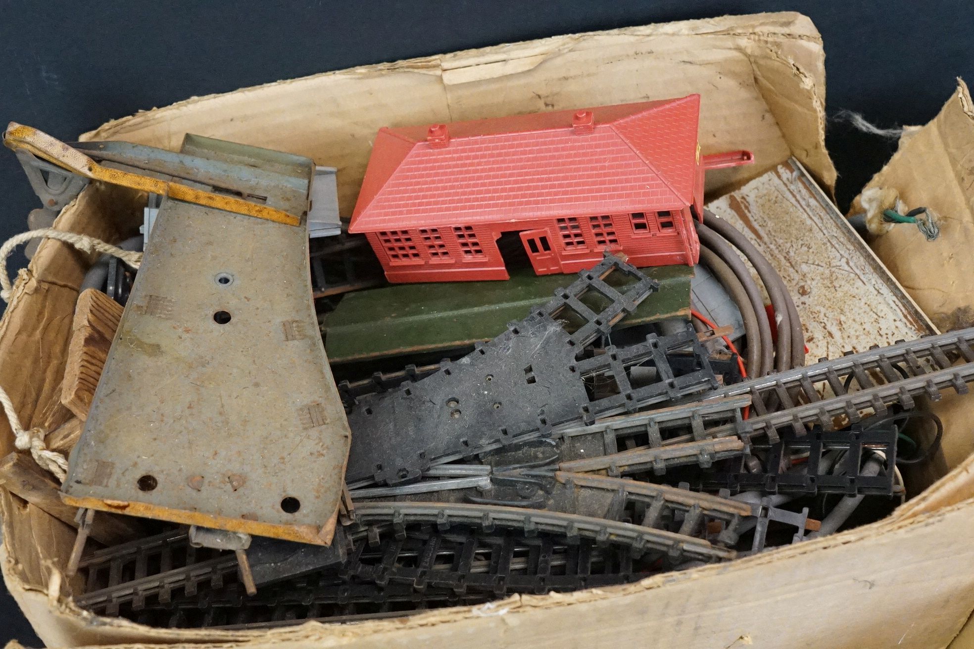 Collection of play worn Hornby O gauge model railway to include 2 x locomotives and 11 x items of - Image 2 of 9