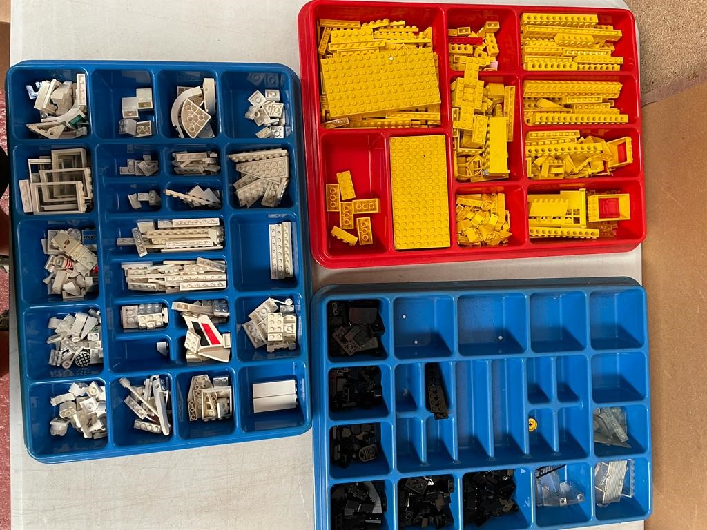 Lego - Large quantity of mixed Lego to include Knex, wheels, base plates, bricks (blue, white, - Image 6 of 8
