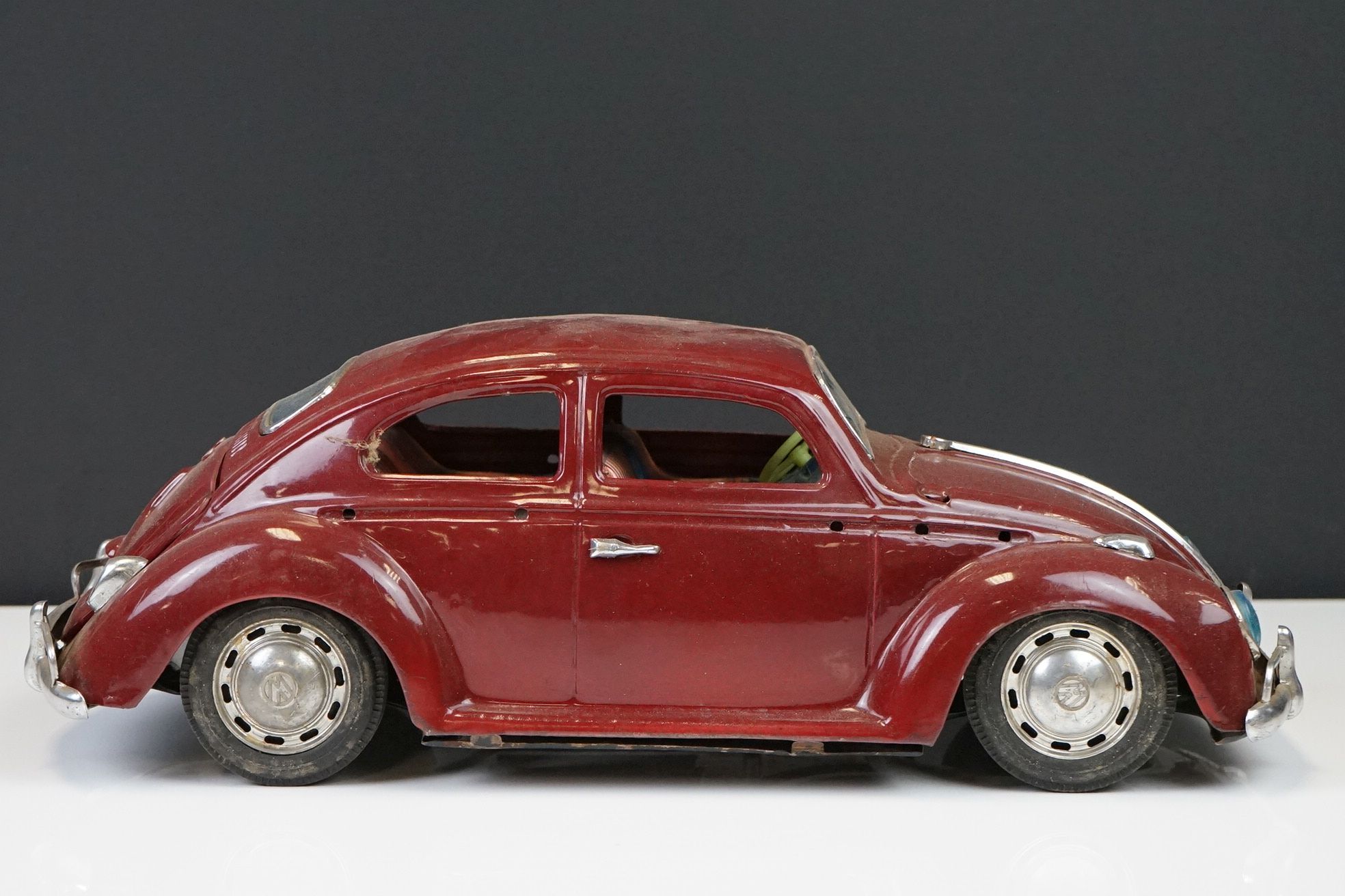 Six mid 20th C play worn tin plate models to include VW in maroon, fire engine with extending - Image 23 of 37