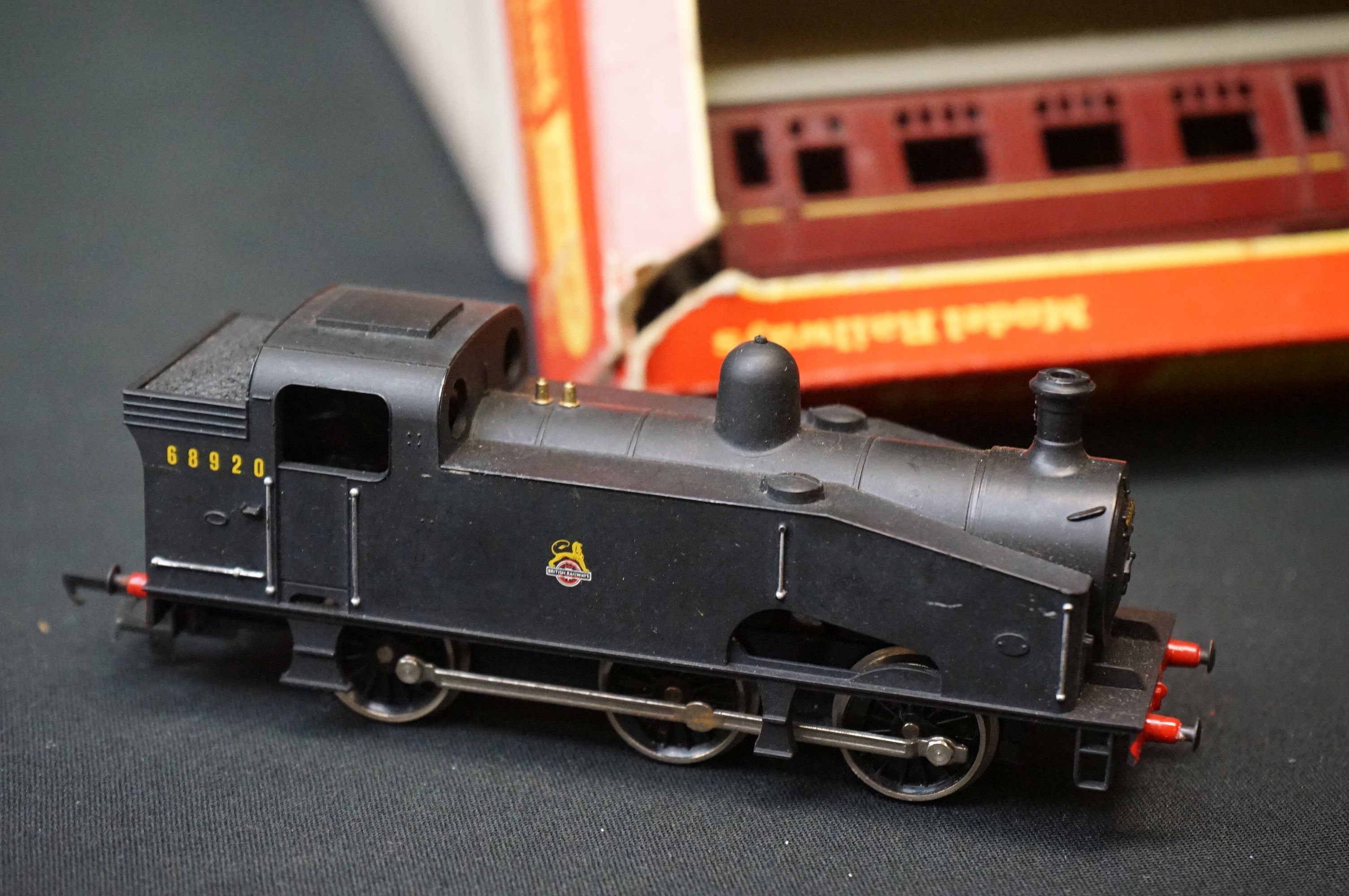 Collection of OO gauge model railway to include 7 x items of rolling stock stock and a Lima 0-6-0 - Image 2 of 5