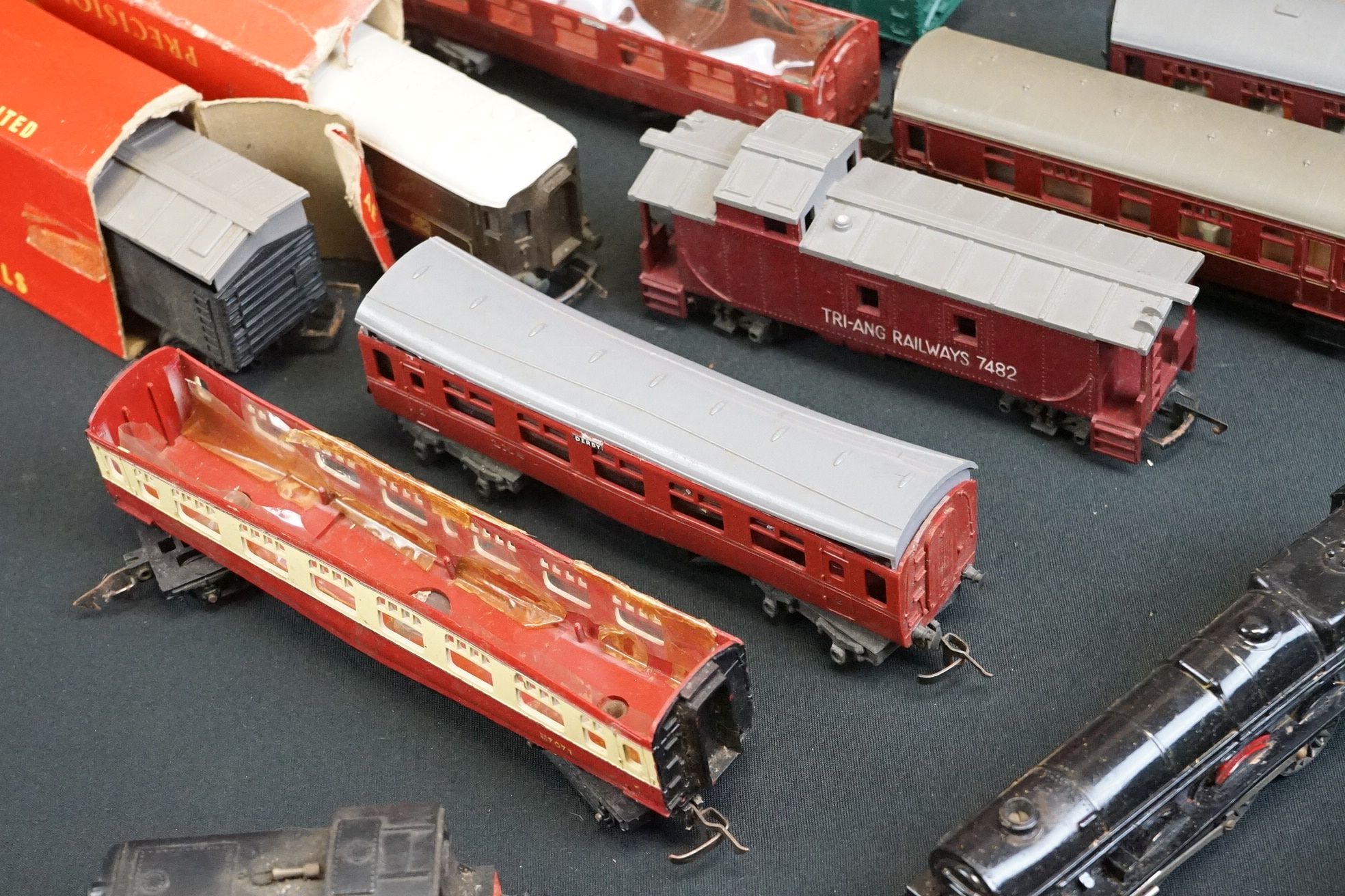 Collection of Triang OO gauge model railway to include boxed R156 SR Suburban Motor Coach, - Image 5 of 10