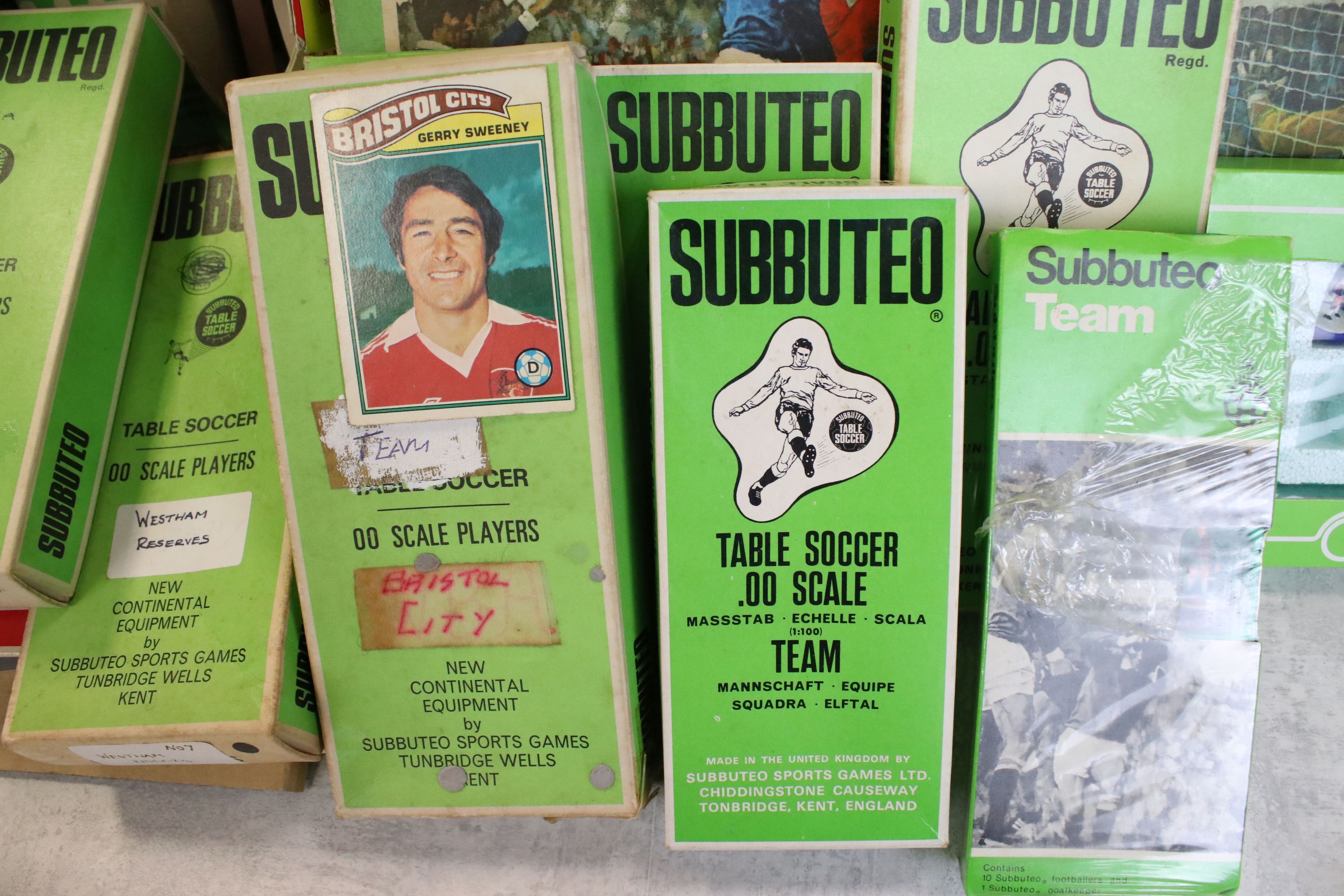 Subbuteo - Large quantrity of play worn Subbuteo, mainly HW examples to include 26 x boxed teams, - Image 3 of 6
