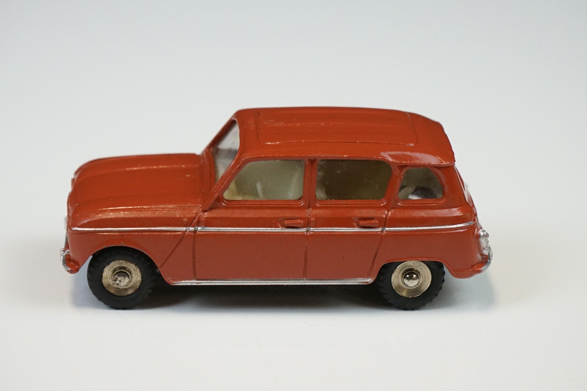 Four boxed Dinky diecast models to include French 518 Renault 4L in brick red, 162 Ford Zephyr - Image 21 of 37