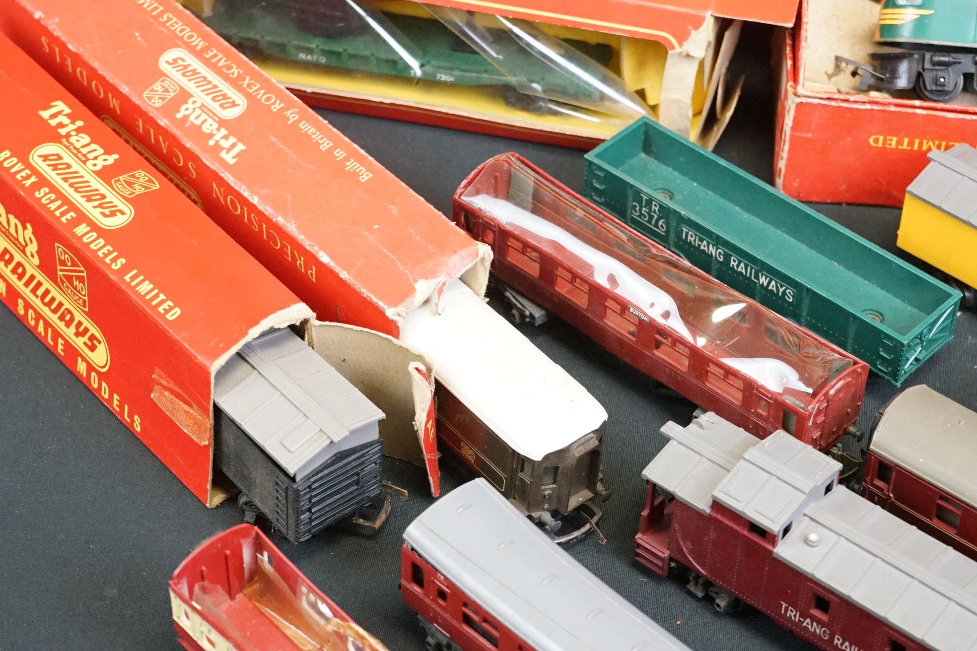 Collection of Triang OO gauge model railway to include boxed R156 SR Suburban Motor Coach, - Image 7 of 10