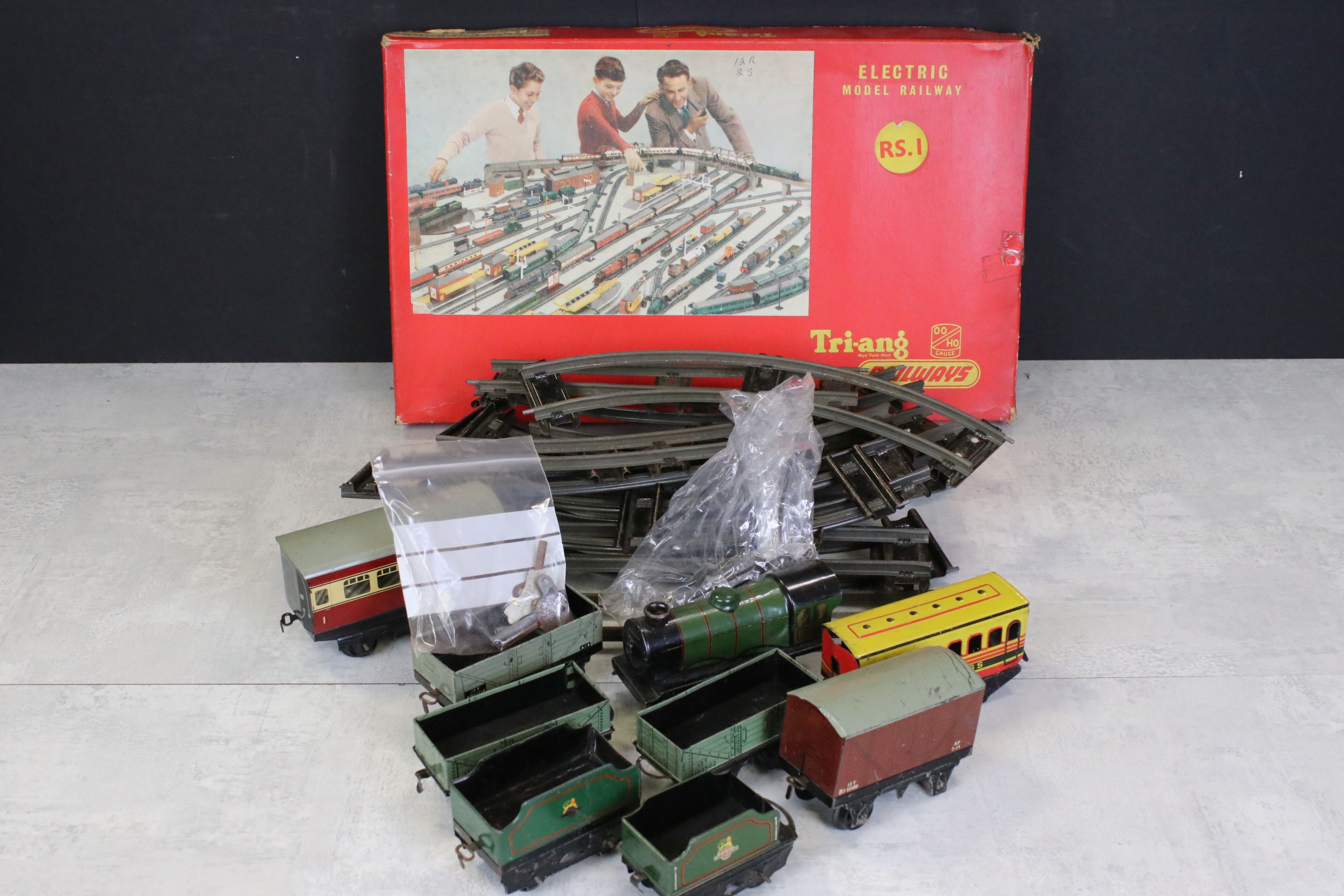 Boxed Triang OO gauge RS 1 train set appearing complete with Princess Royal locomotive, rolling