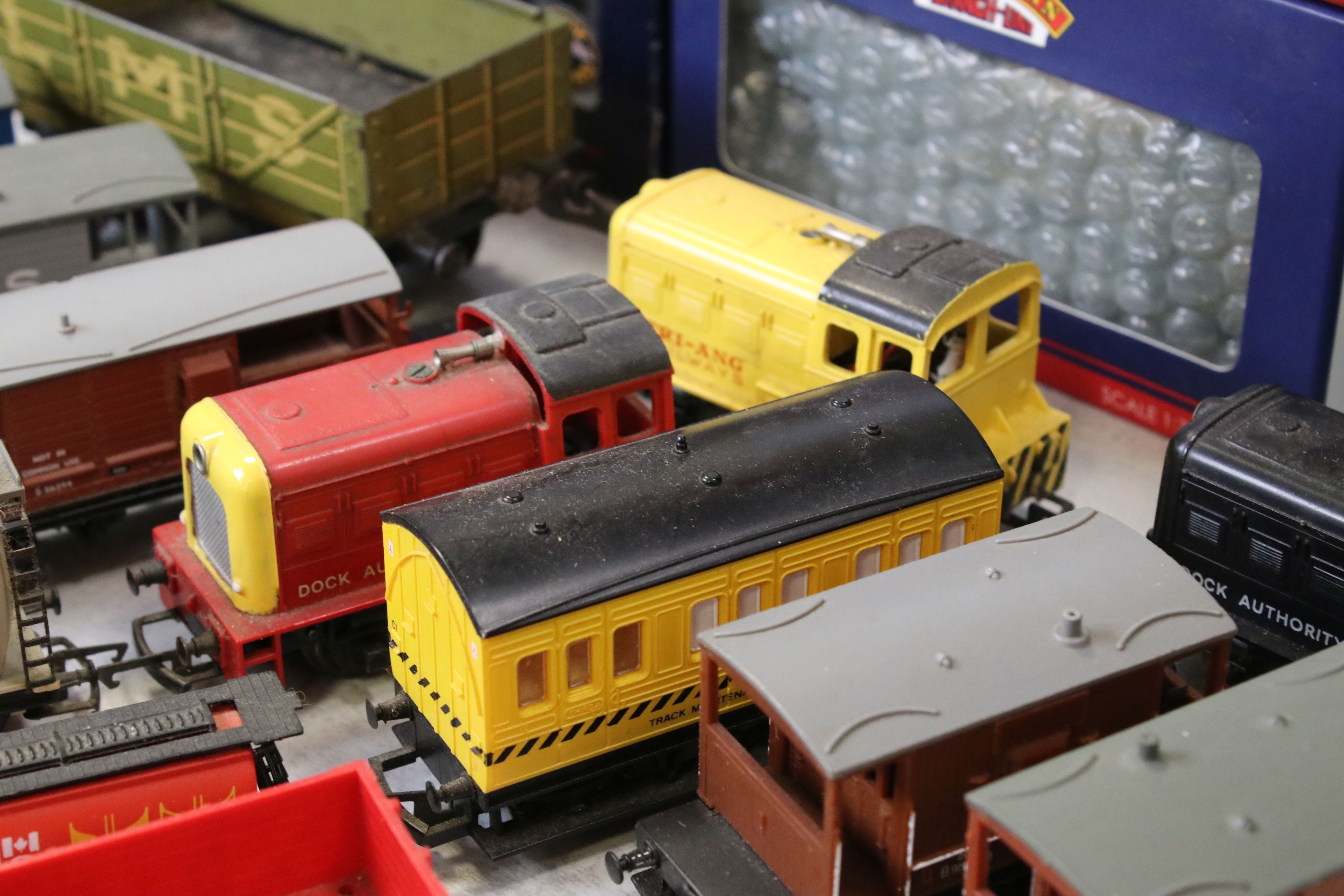 Quantity of OO gauge model railway to include 3 x Triang locomotives, Hornby 0-4-0 06008, 5 x - Image 3 of 14