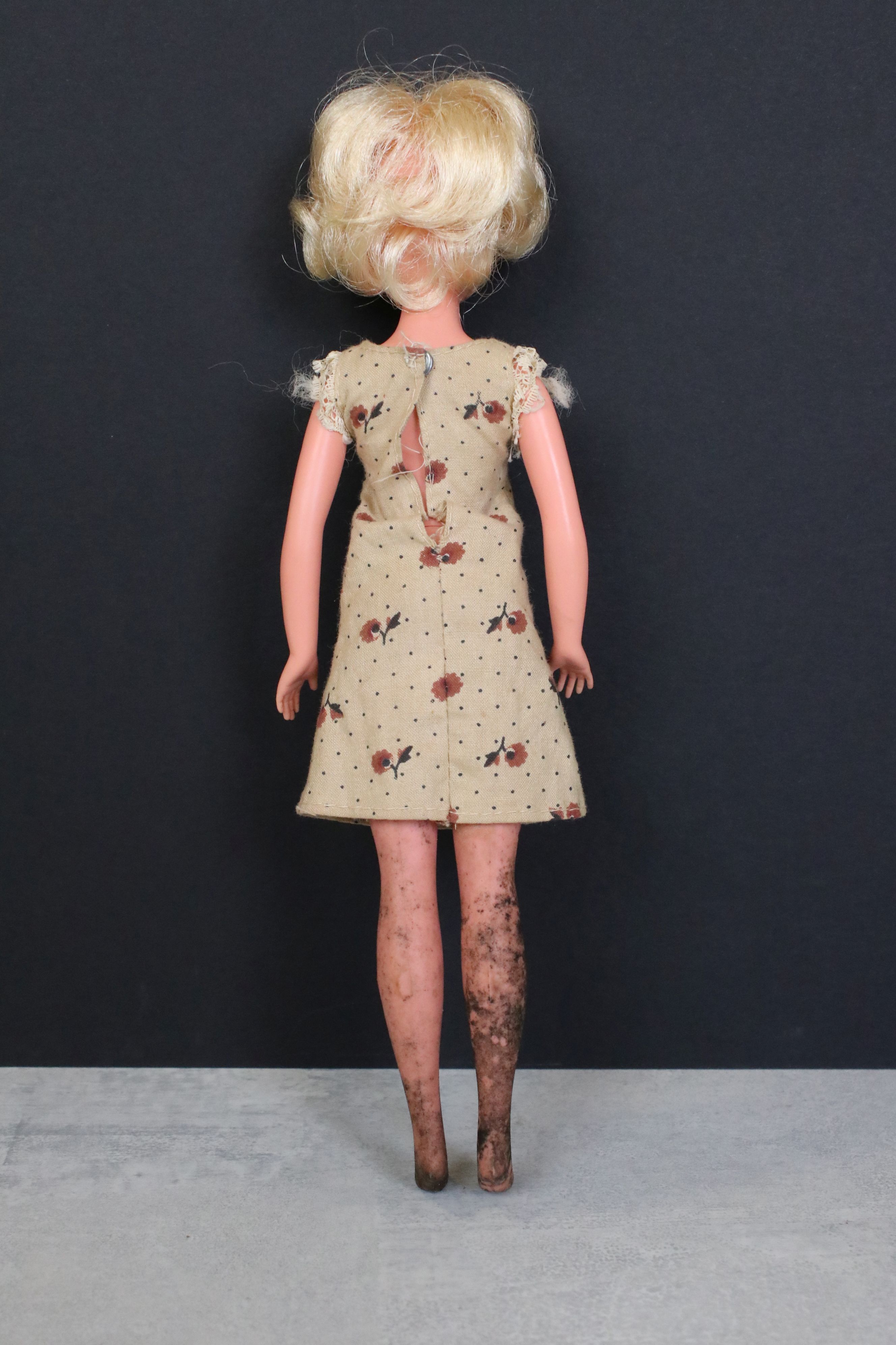 Two boxed Pedigree Sindy dolls to include Funtime 44618 (original dress, grubby/mouldy legs but does - Image 6 of 8