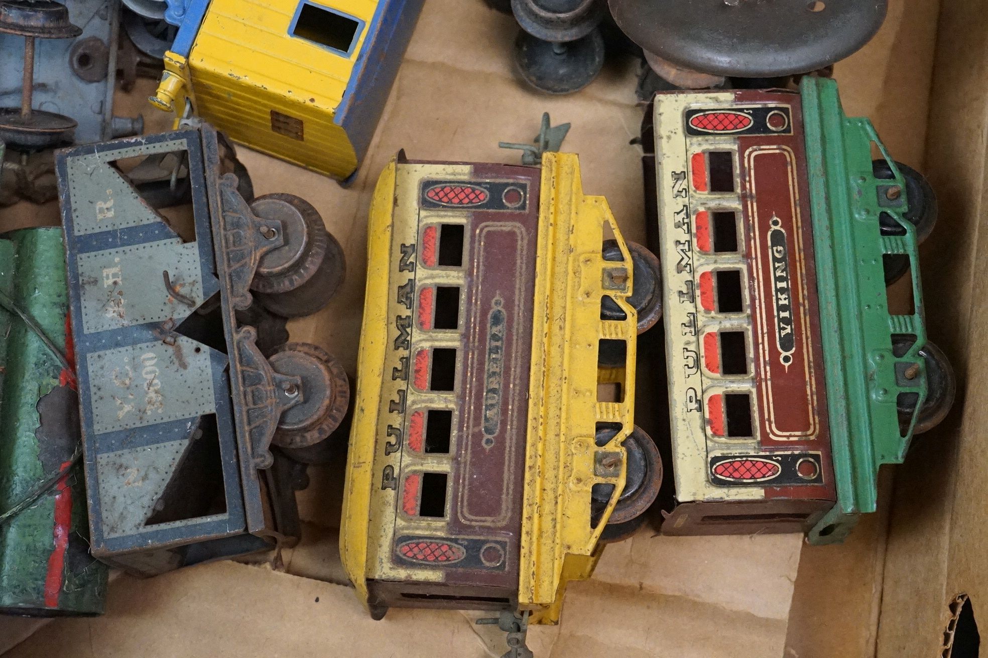 Collection of play worn Hornby O gauge model railway to include 2 x locomotives and 11 x items of - Image 9 of 9