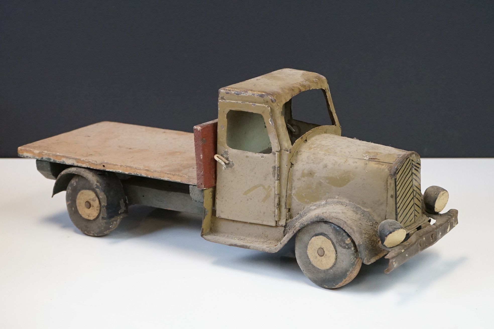 Six mid 20th C play worn tin plate models to include VW in maroon, fire engine with extending - Image 2 of 37