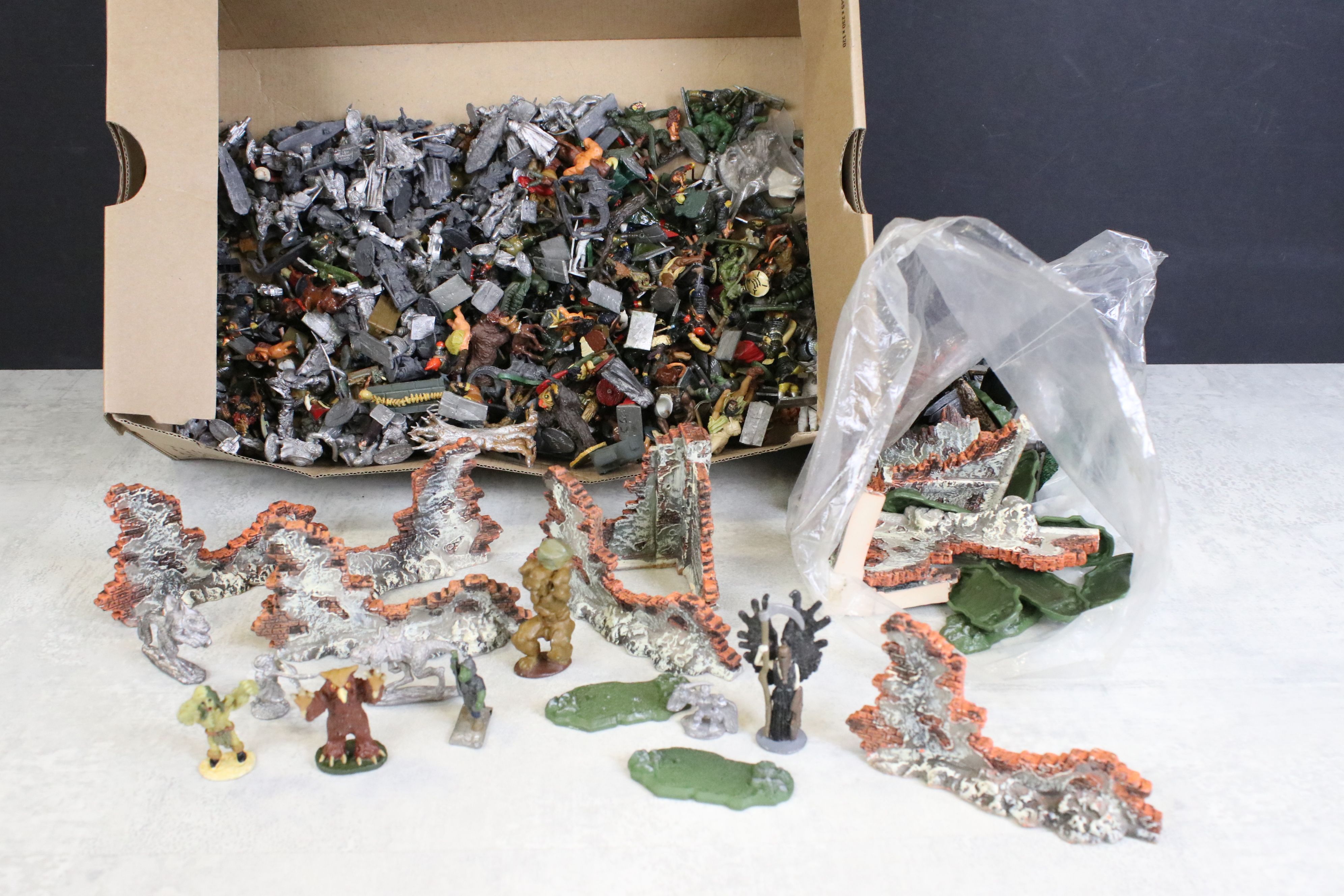 Fantasy Gaming / Game Workshop - Large collection of metal figures, both painted & unpainted,