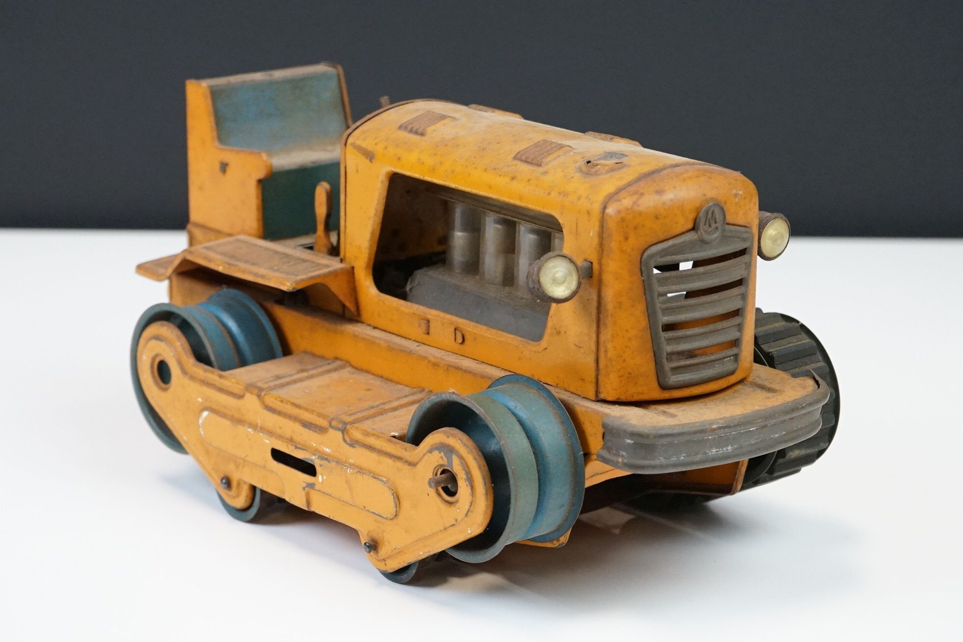 Six mid 20th C play worn tin plate models to include VW in maroon, fire engine with extending - Image 28 of 37