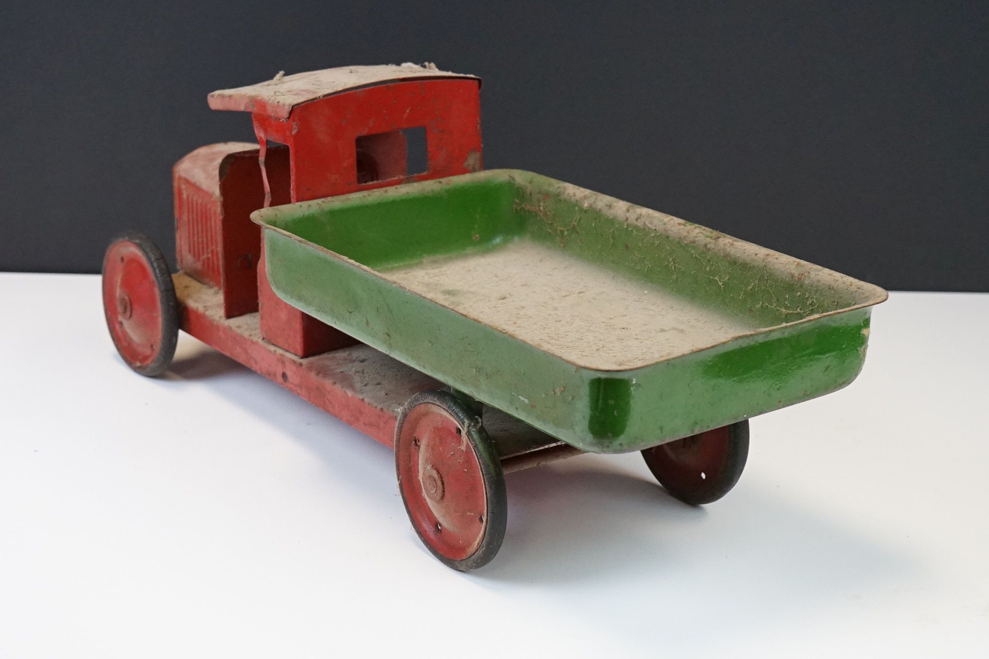 Six mid 20th C play worn tin plate models to include VW in maroon, fire engine with extending - Image 8 of 37