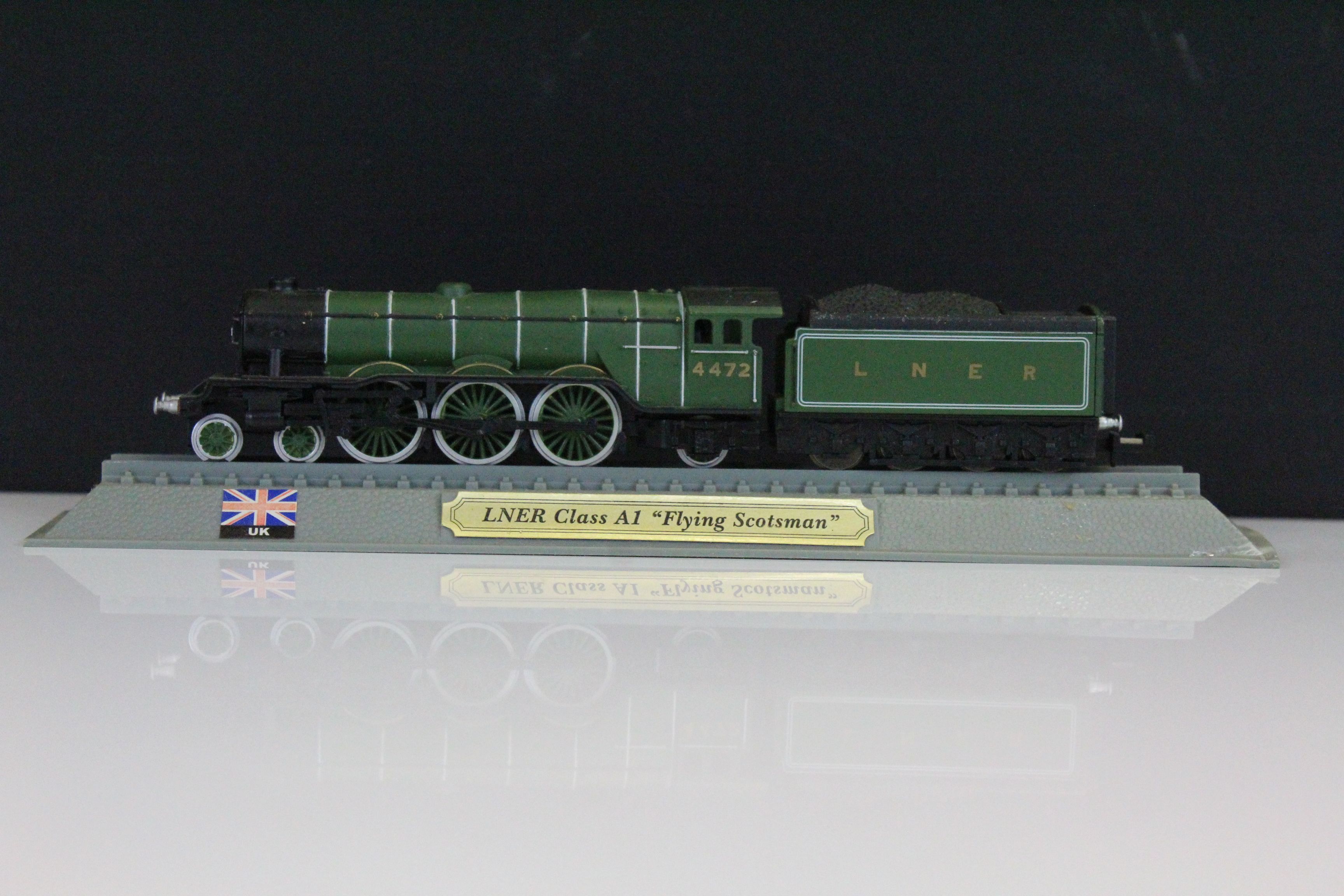 Quantity of model railway & collectables to include Hornby O gauge 0-4-0 locomotive, OO gauge Triang - Image 4 of 13