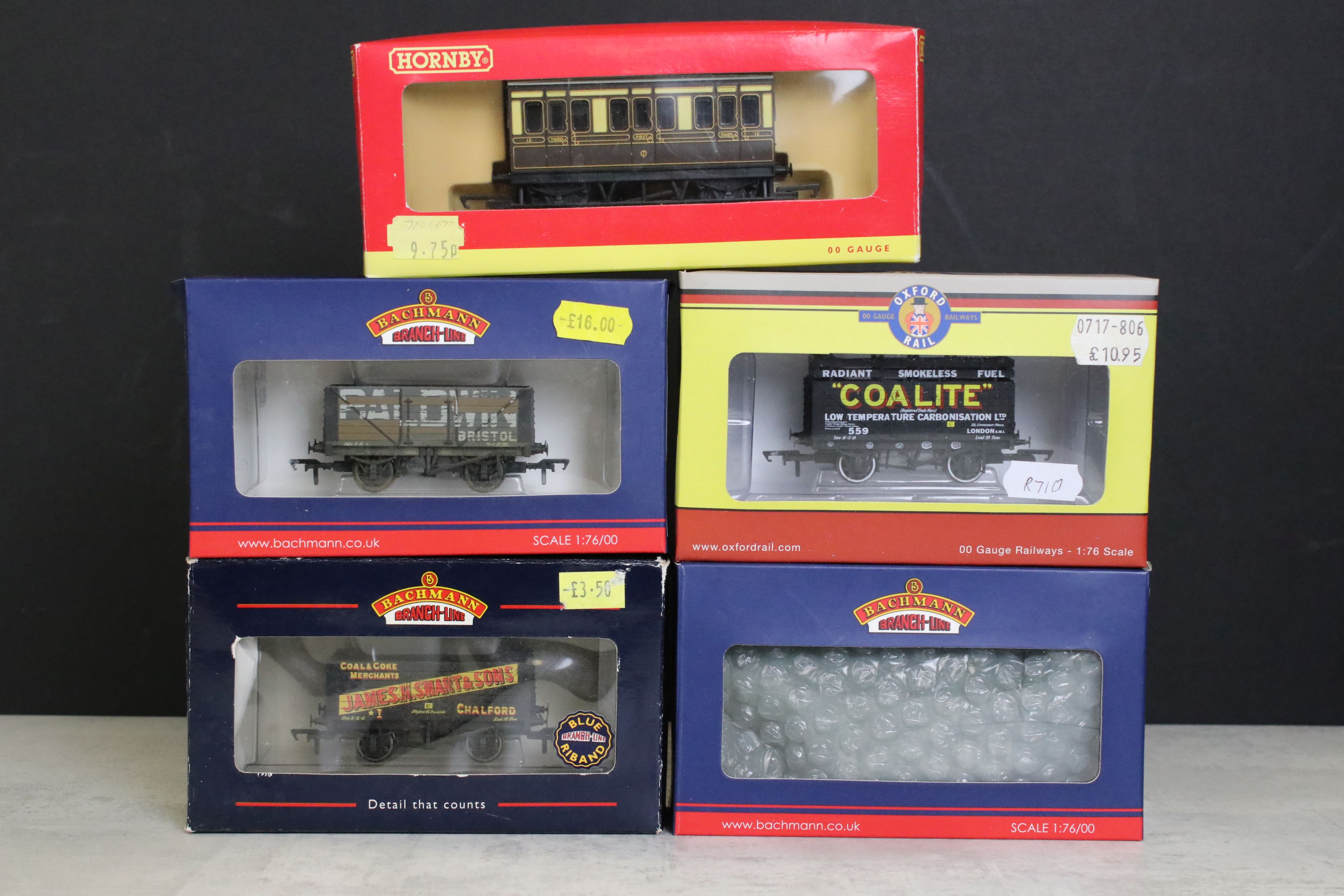 Quantity of OO gauge model railway to include 3 x Triang locomotives, Hornby 0-4-0 06008, 5 x - Image 5 of 14