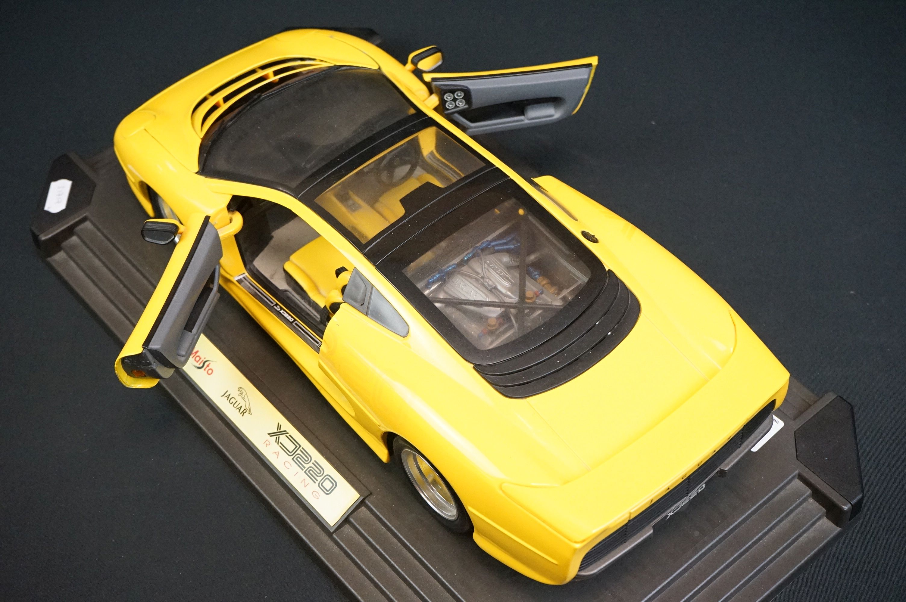 Four boxed Maisto 1/18 diecast models to include 3 x Premiere Edition (2 x Mercedes Benz SL Class, - Image 10 of 18