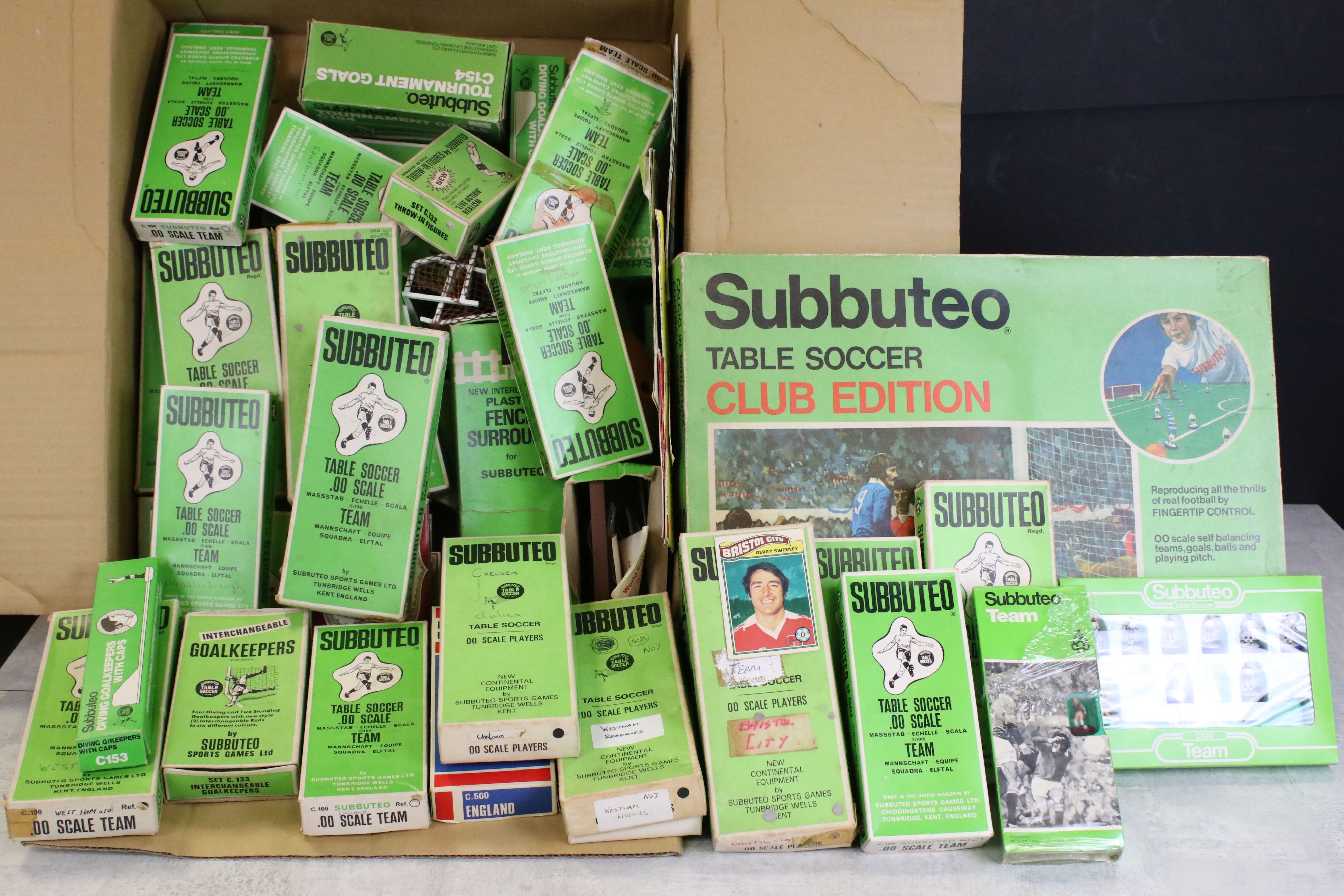 Subbuteo - Large quantrity of play worn Subbuteo, mainly HW examples to include 26 x boxed teams,