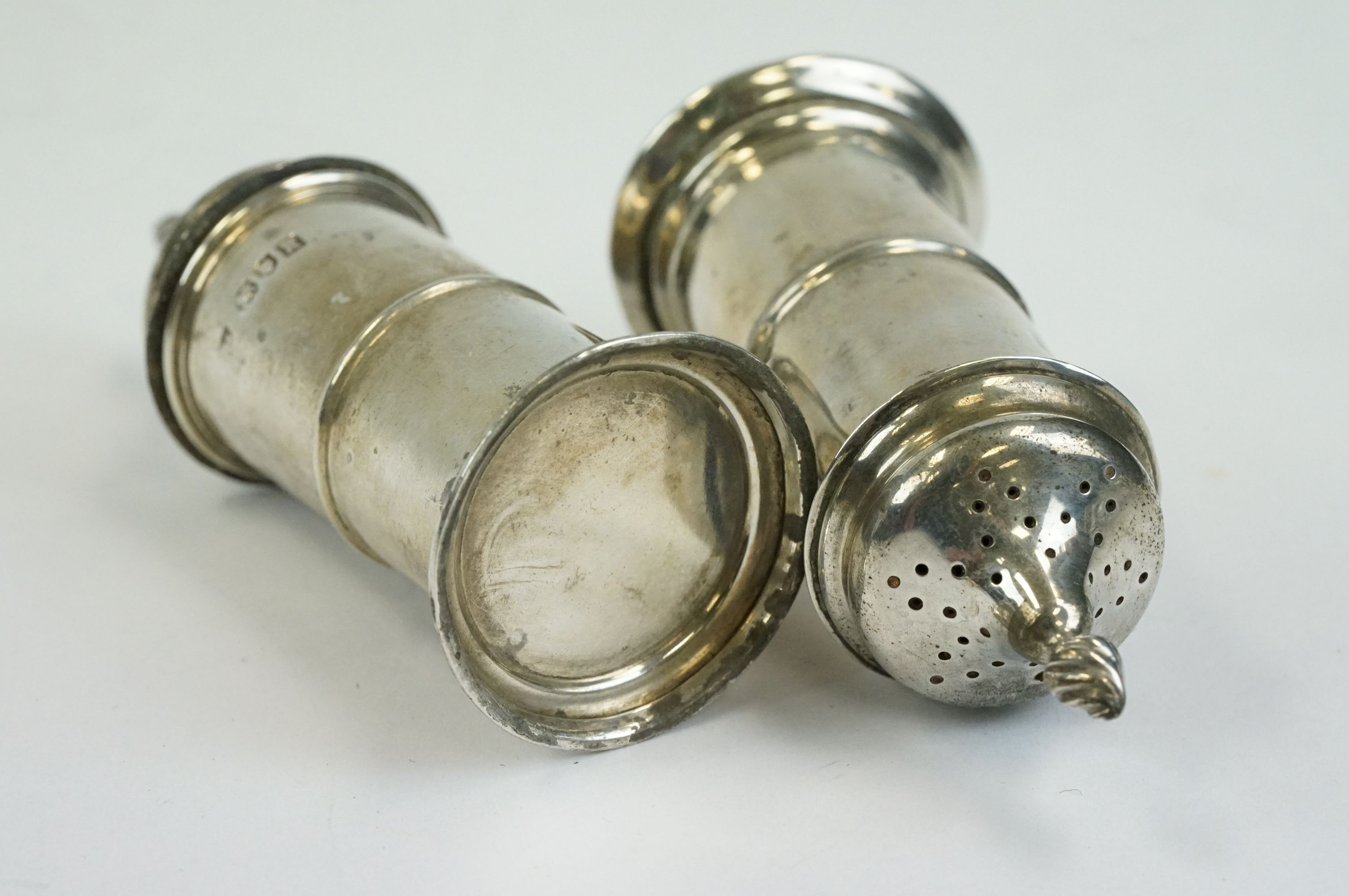 Group of silver items to include an Edwardian salt & pepper cruet set with flame-like finials ( - Image 10 of 32