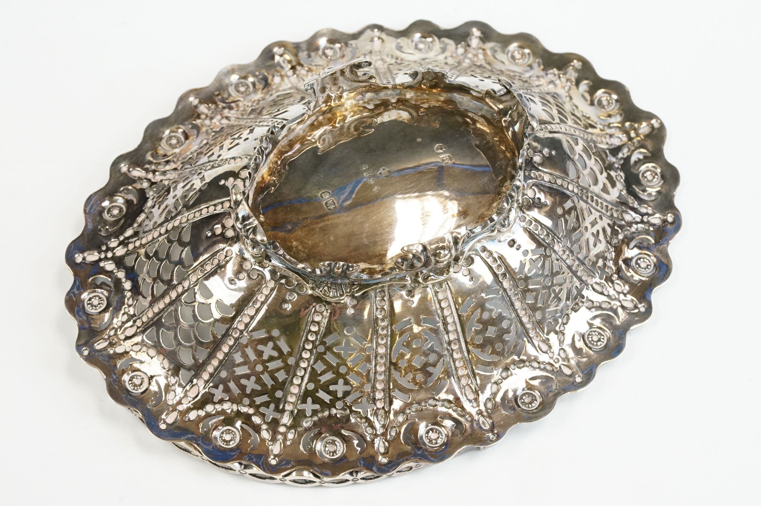Victorian silver swing handled bon bon dish, pierced body, repoussé foliate and flower head - Image 3 of 6