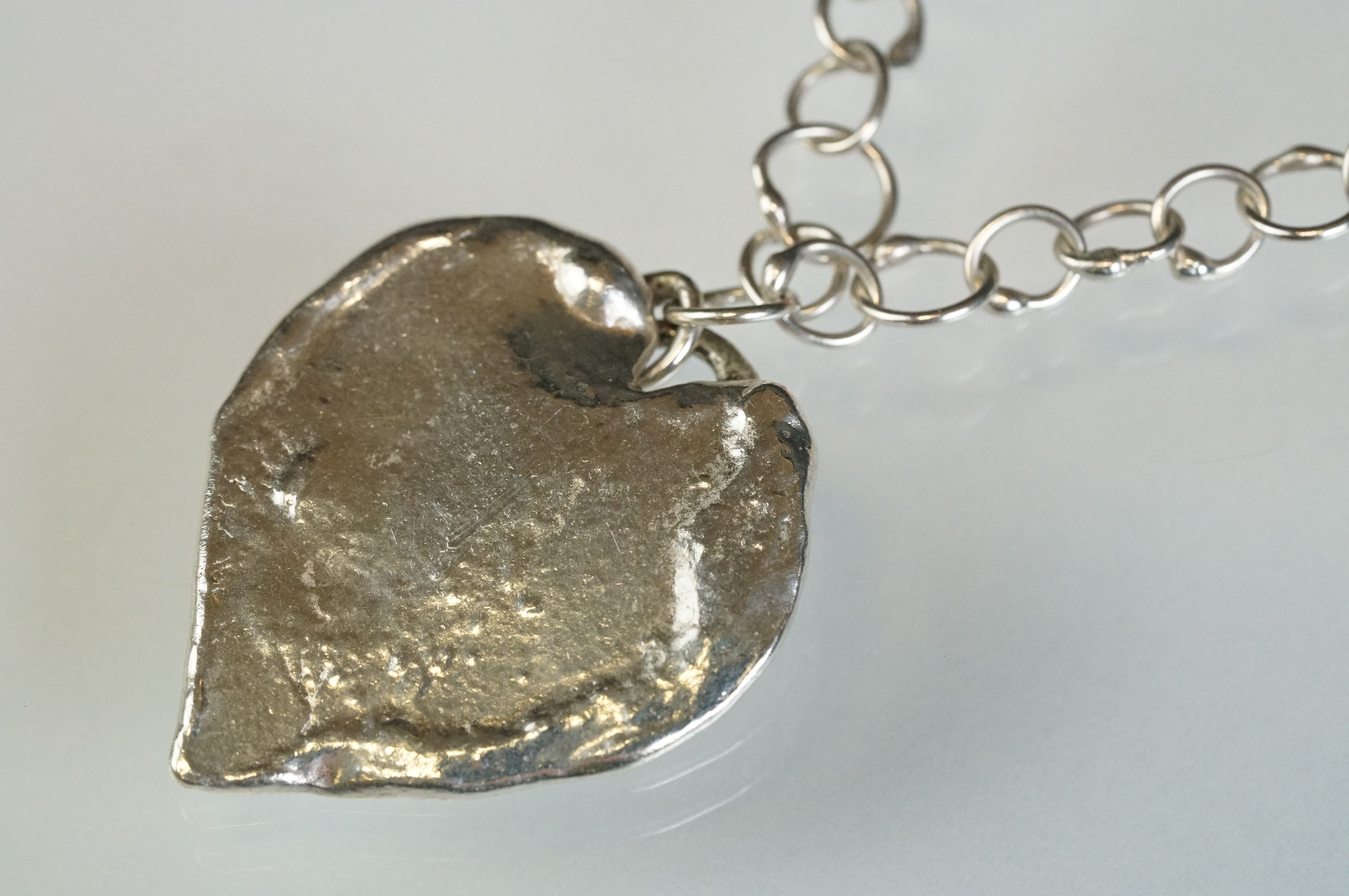 Jane Watling of Lacock silver heart shaped pendant necklace, the rustic heart dimensions approx 3. - Image 3 of 8