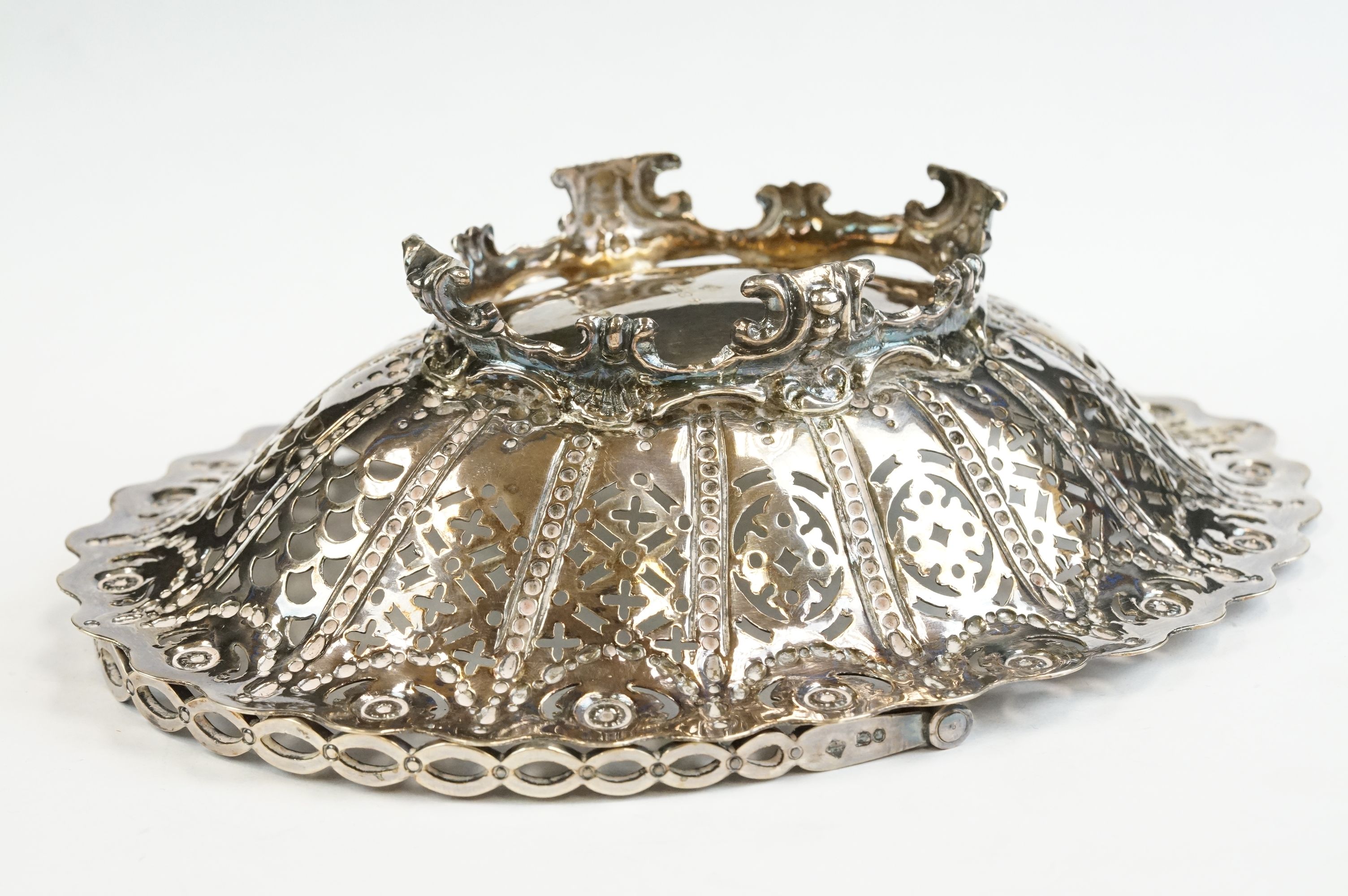 Victorian silver swing handled bon bon dish, pierced body, repoussé foliate and flower head - Image 5 of 6