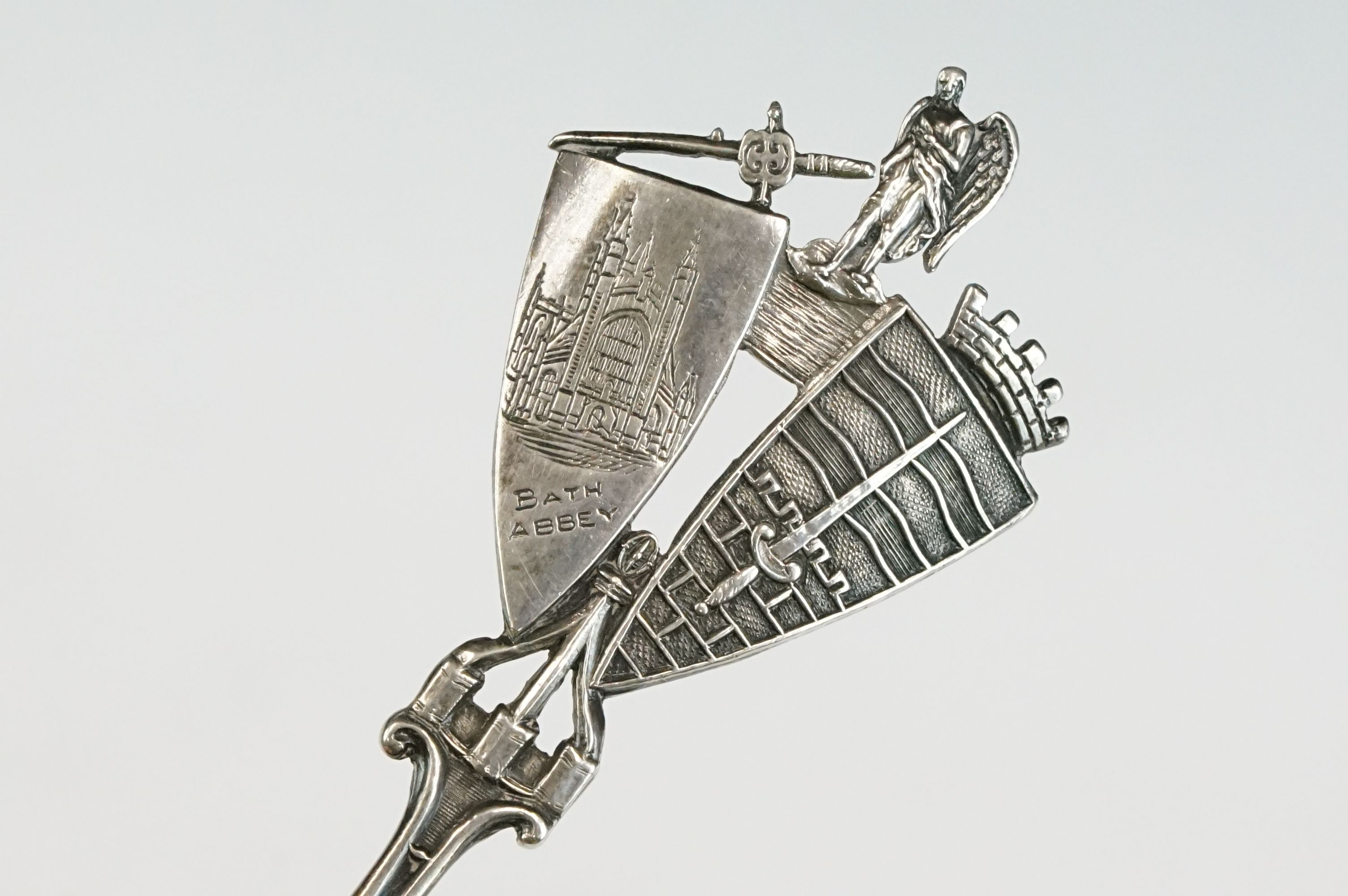 Group of silver items to include an Edwardian salt & pepper cruet set with flame-like finials ( - Image 25 of 32