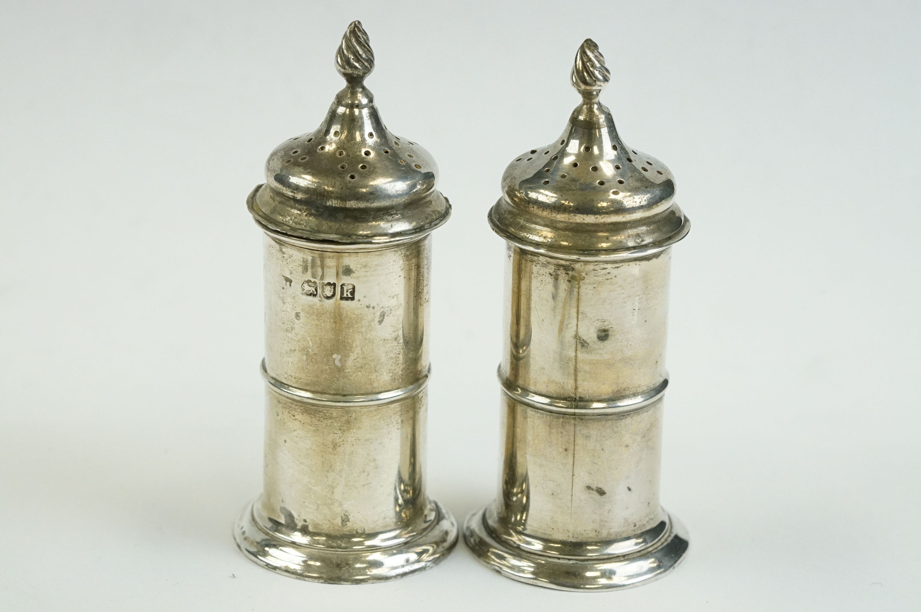 Group of silver items to include an Edwardian salt & pepper cruet set with flame-like finials ( - Image 8 of 32