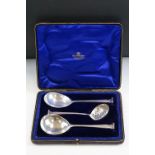 Edwardian cased silver three-piece serving set comprising two serving spoons and a sifter spoon,