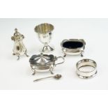 George V silver three piece cruet set comprising open salt cellar, pepper pot and lidded mustard
