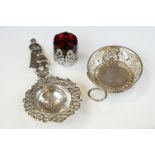 Continental silver tea strainer with cast figural handle and scrolling acanthus leaf decoration (