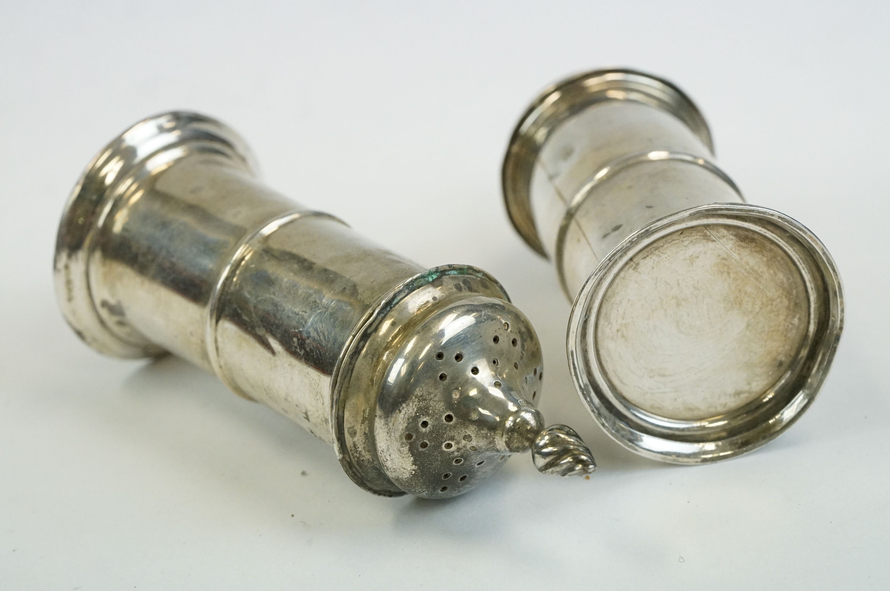 Group of silver items to include an Edwardian salt & pepper cruet set with flame-like finials ( - Image 9 of 32