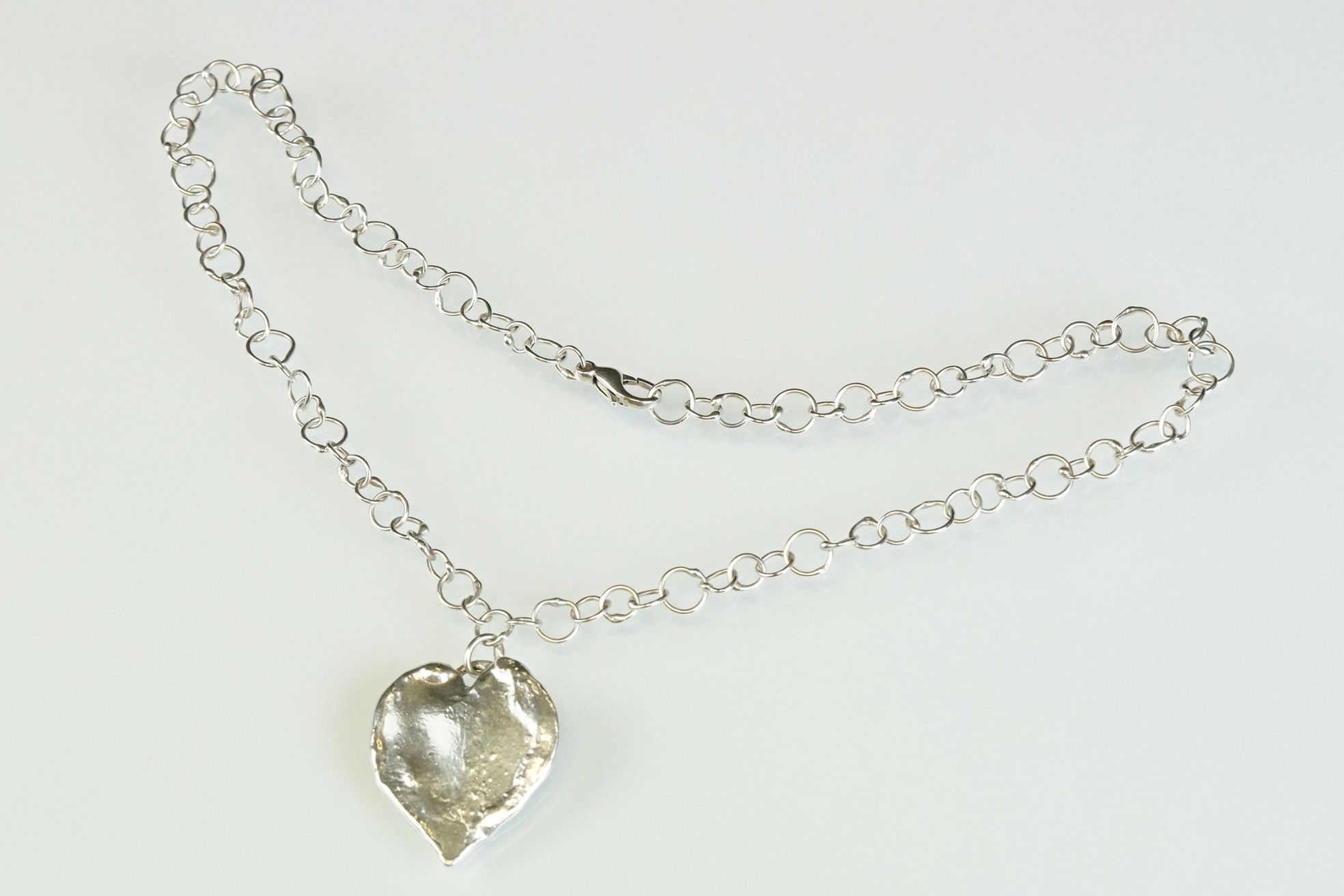 Jane Watling of Lacock silver heart shaped pendant necklace, the rustic heart dimensions approx 3. - Image 8 of 8