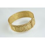 18ct yellow gold bracelet, textured flower head design, tongue and box clasp with safety catch,