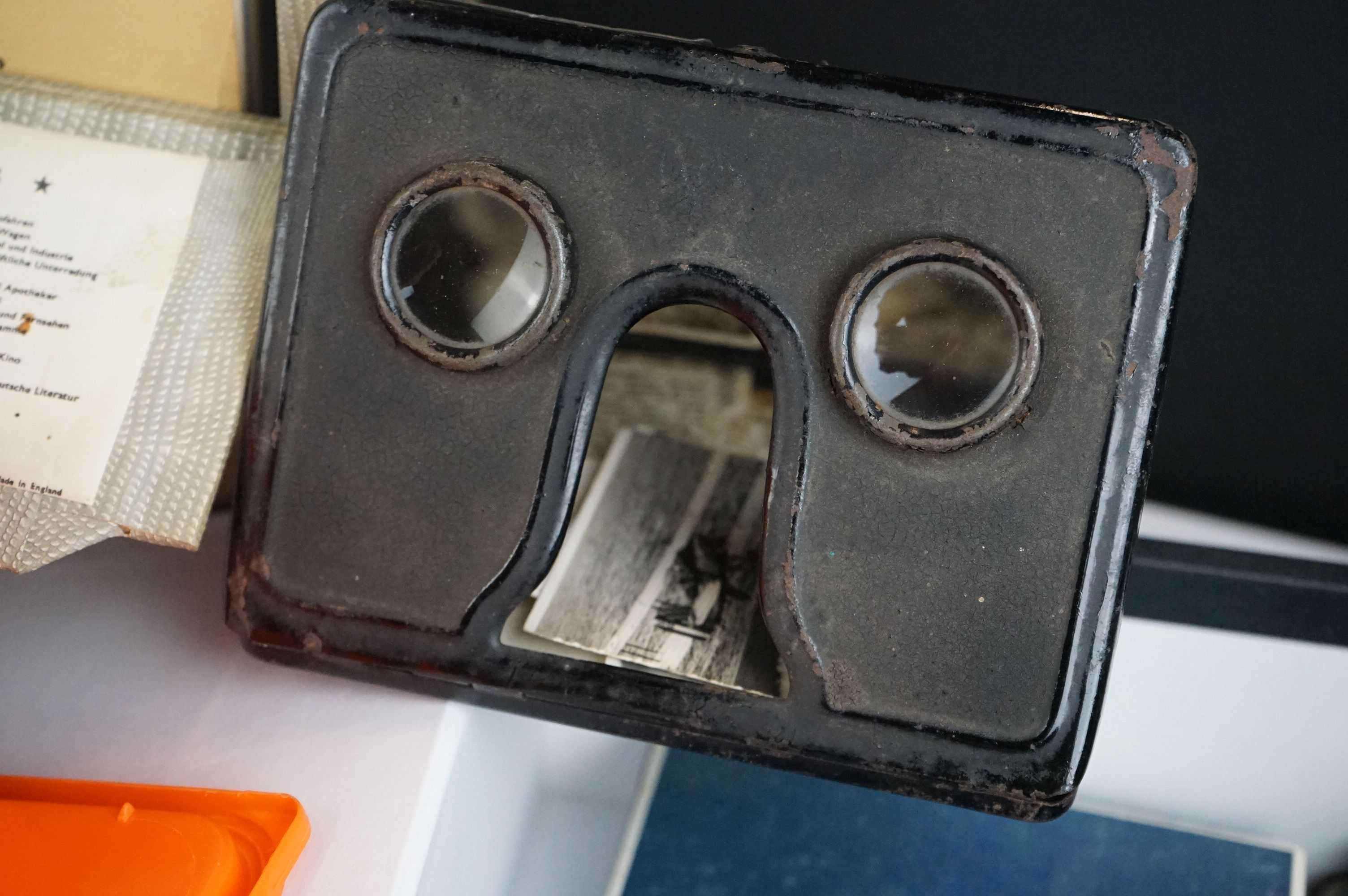 A group of mixed collectables to include coins, car badges, light meter, snuff box, magnifying glass - Image 4 of 5