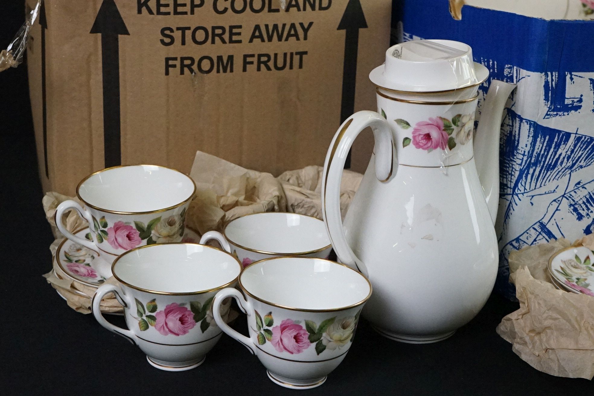 Royal Worcester ' Royal Garden ' pattern ceramics to include 2 teapots & covers, coffee pot & cover, - Image 9 of 14