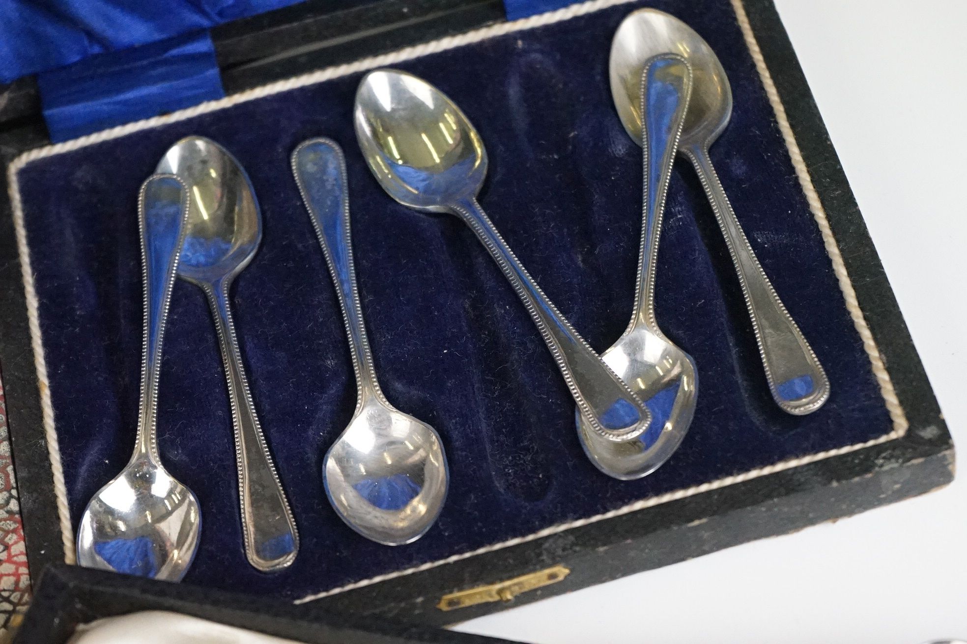 A box of mixed silver plate to include cased cutlery sets, teapot, cruet set, christening set...etc. - Image 2 of 10