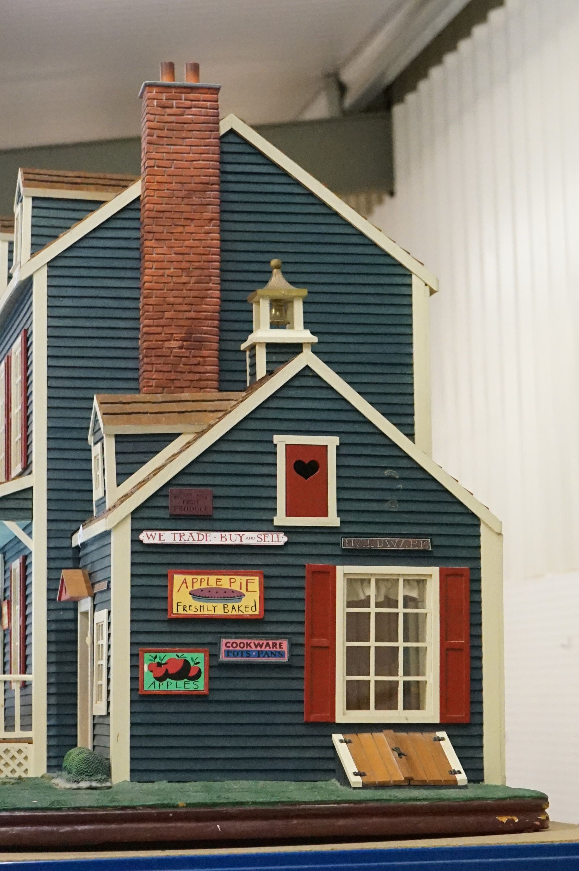 Franklin Mint ' Heartland Hollow ' large painted wooden dolls house & hardware store with garden - Image 26 of 26