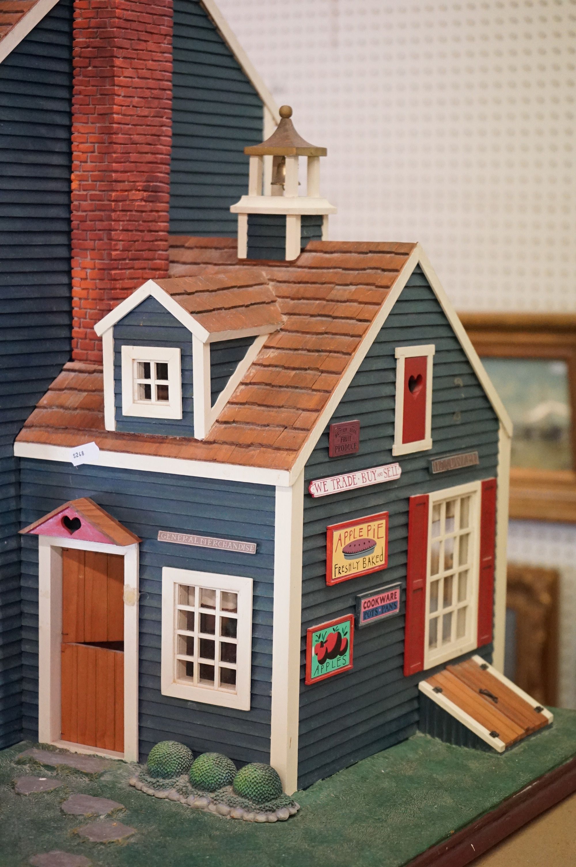 Franklin Mint ' Heartland Hollow ' large painted wooden dolls house & hardware store with garden - Image 4 of 26