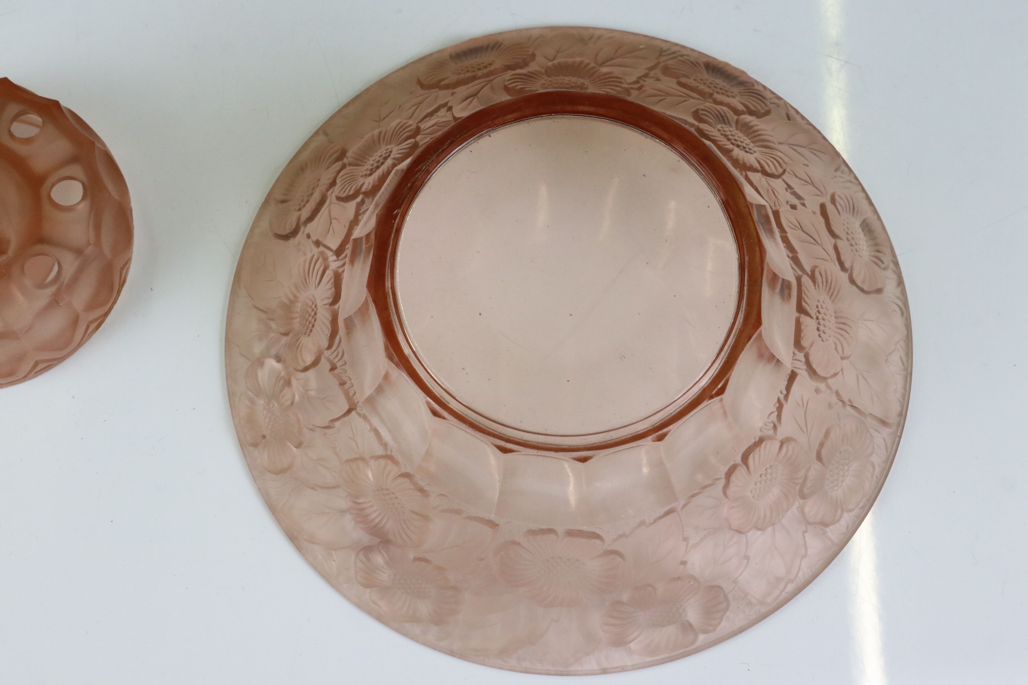 Art Deco Pink Czechoslovakian Moulded Glass Centrepiece Flower Bowl, the central frog in the form of - Image 6 of 8